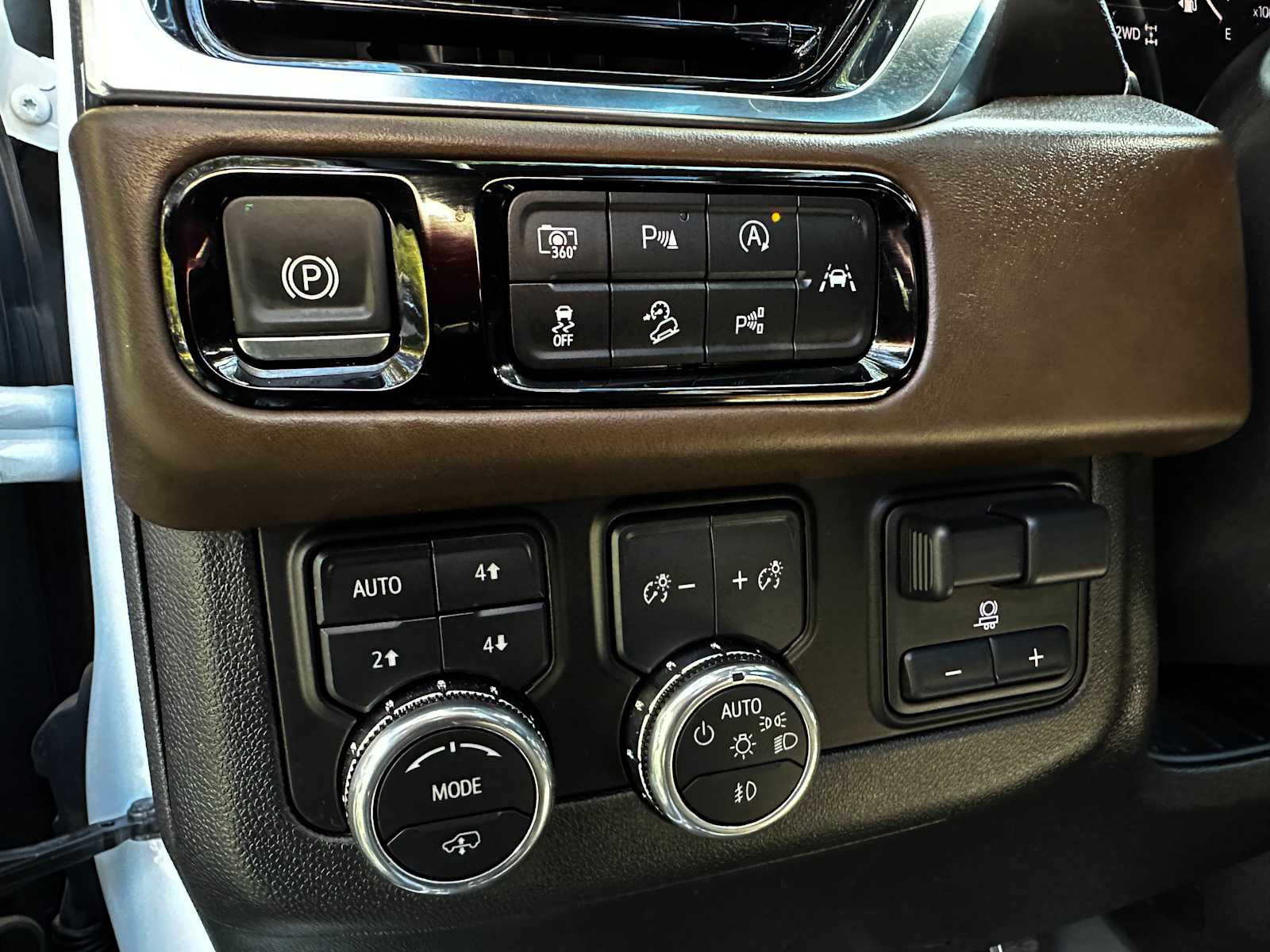 Used 2025 White Frost Tricoat GMC Denali Ultimate image 16