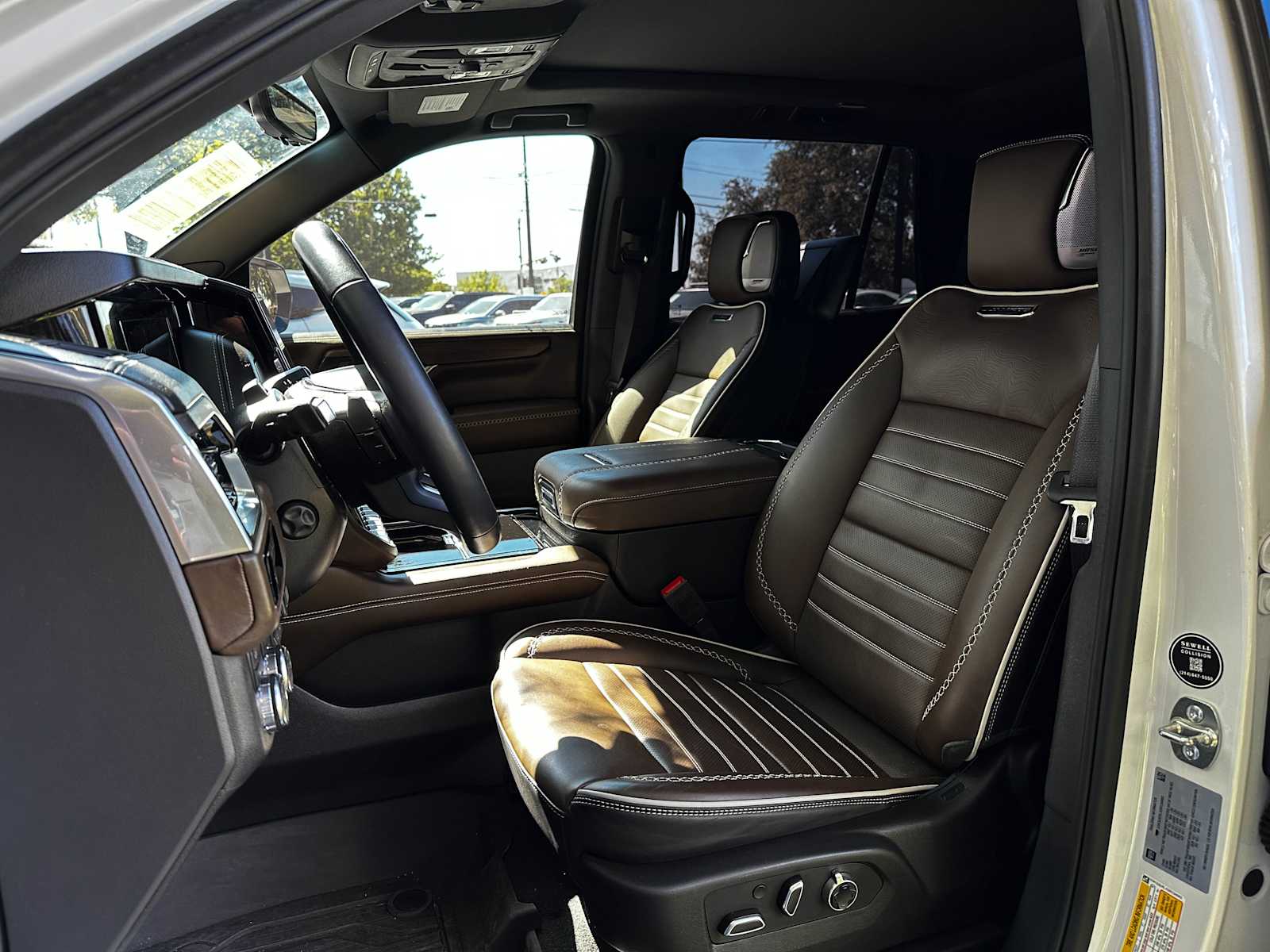 Used 2025 White Frost Tricoat GMC Denali Ultimate image 9