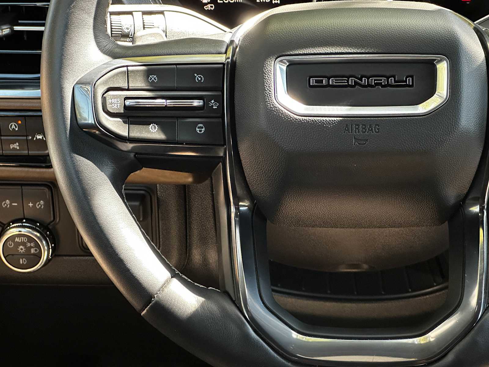 Used 2025 White Frost Tricoat GMC Denali Ultimate image 20