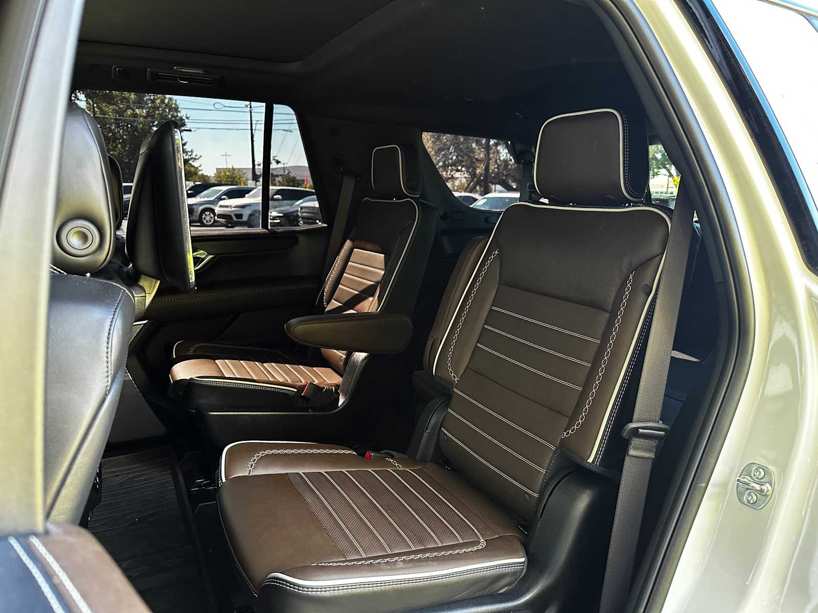 Used 2025 White Frost Tricoat GMC Denali Ultimate image 24