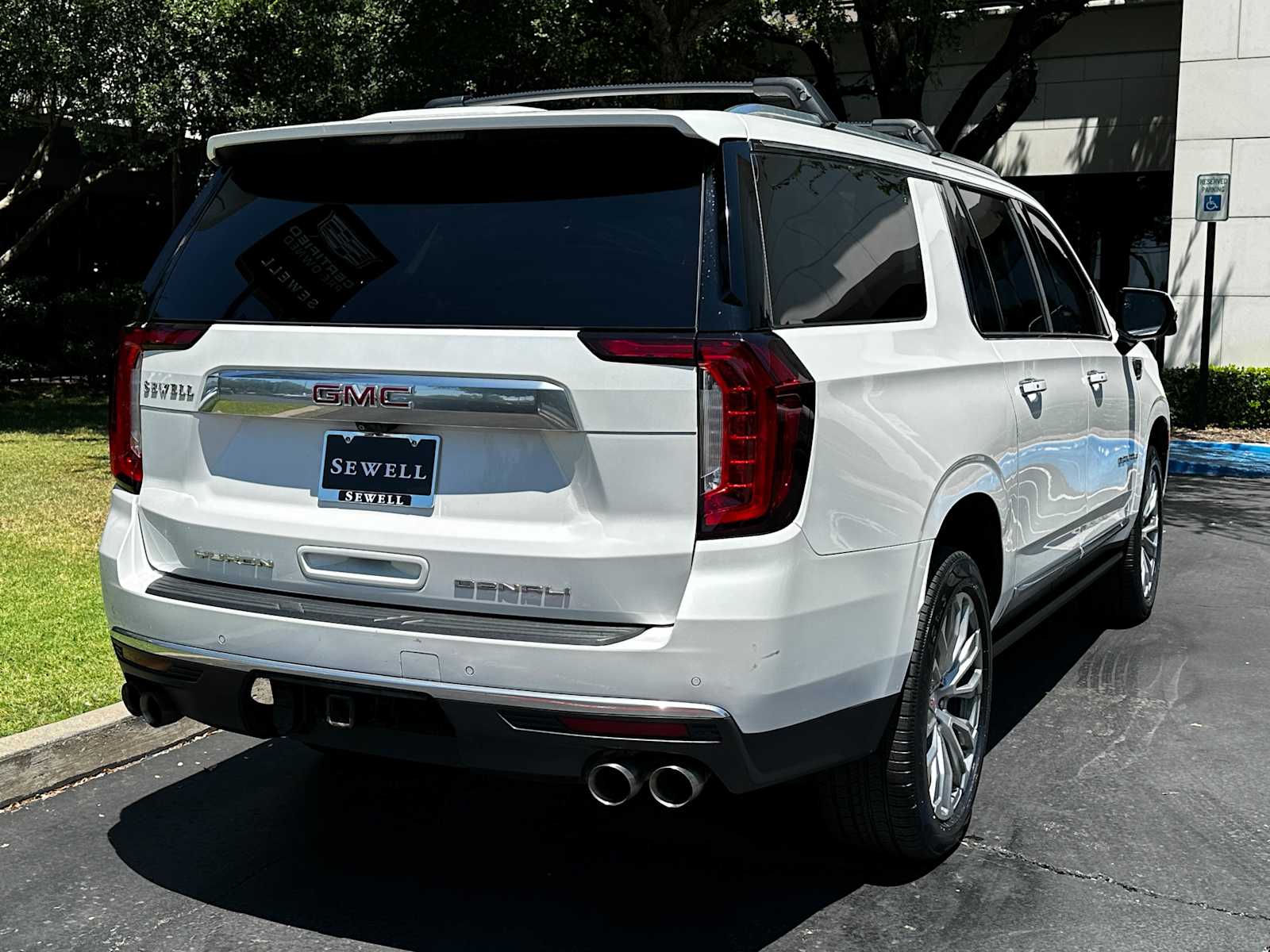 Used 2021 WHITE FROST TRICOAT GMC Denali image 4