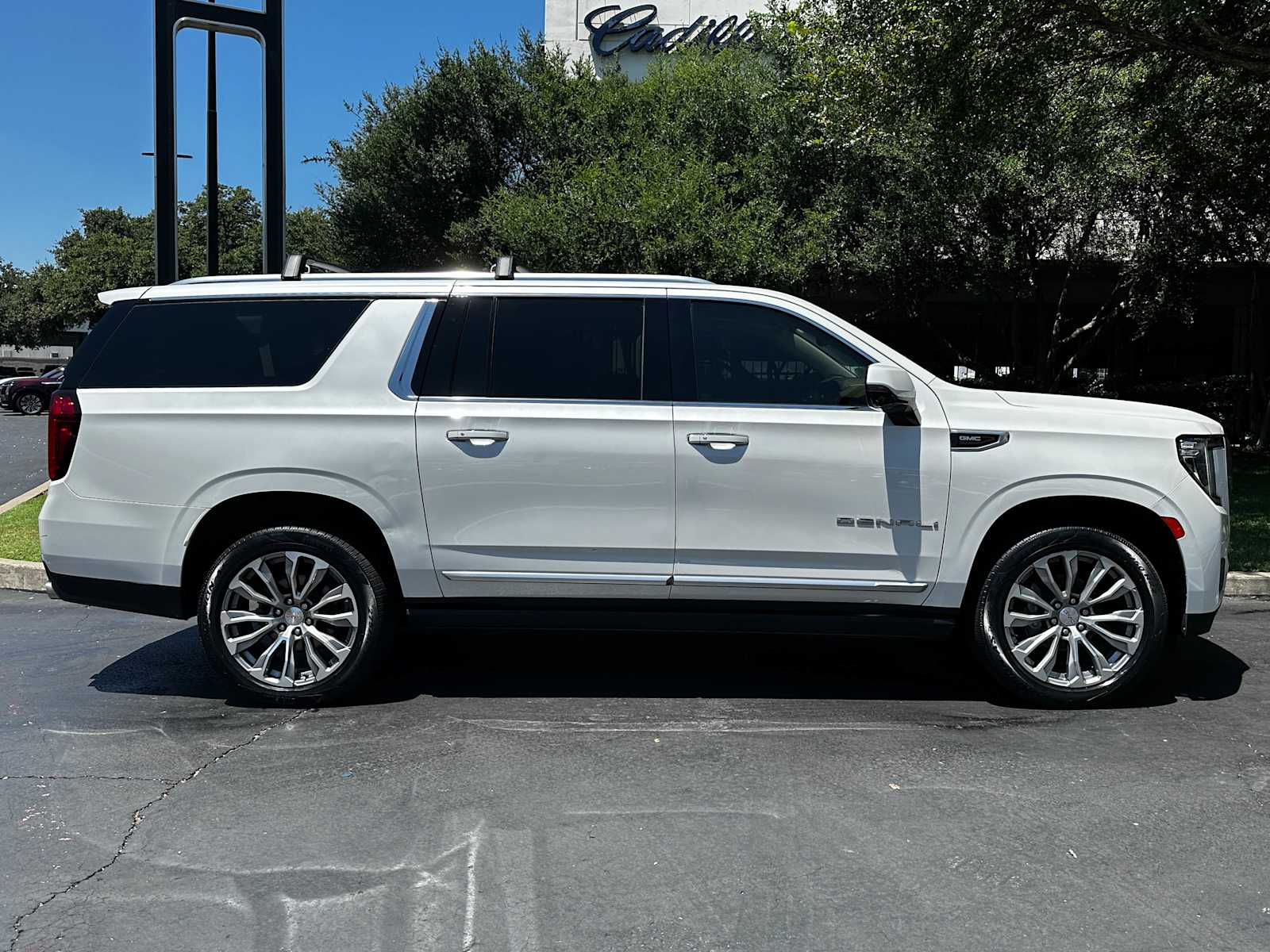 Used 2021 WHITE FROST TRICOAT GMC Denali image 6