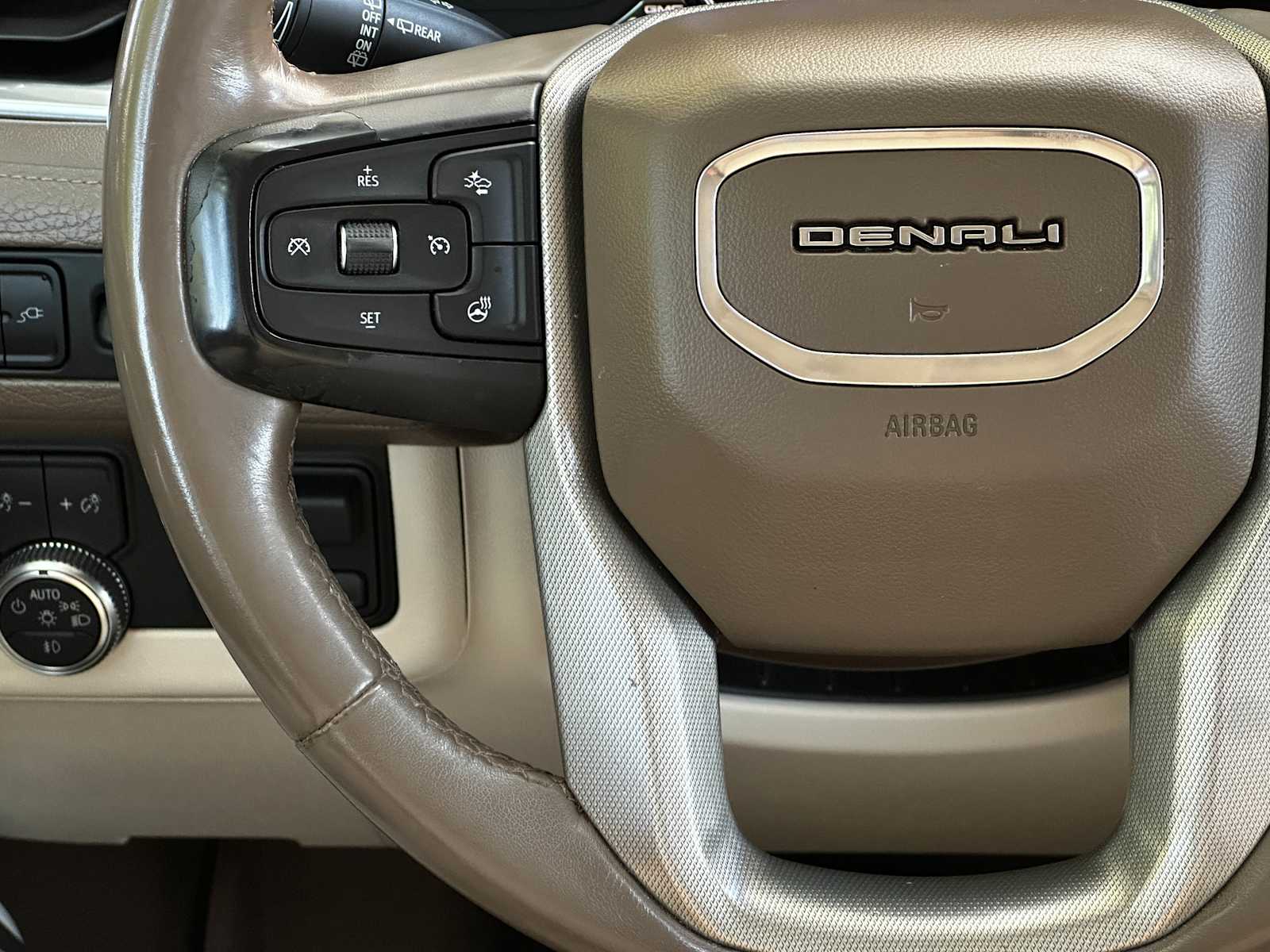 Used 2021 WHITE FROST TRICOAT GMC Denali image 20