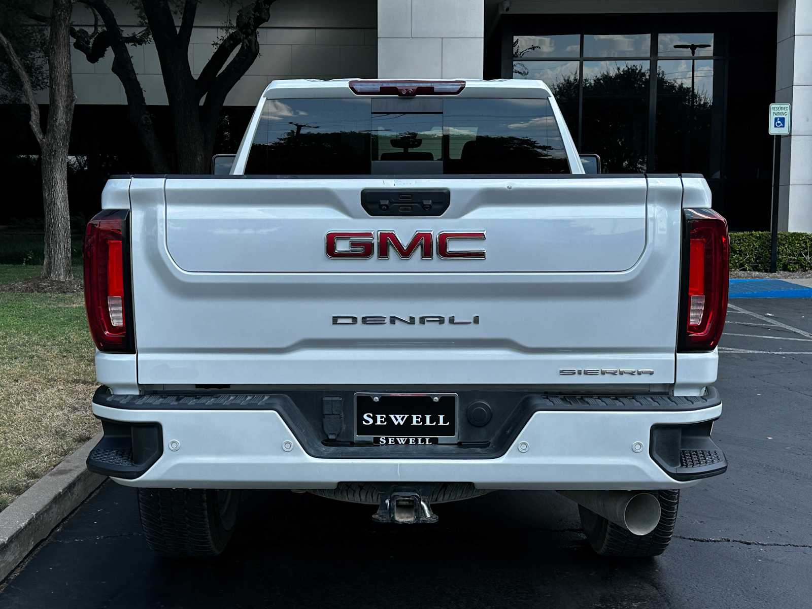 Used 2022 White Frost Tricoat GMC Denali image 3