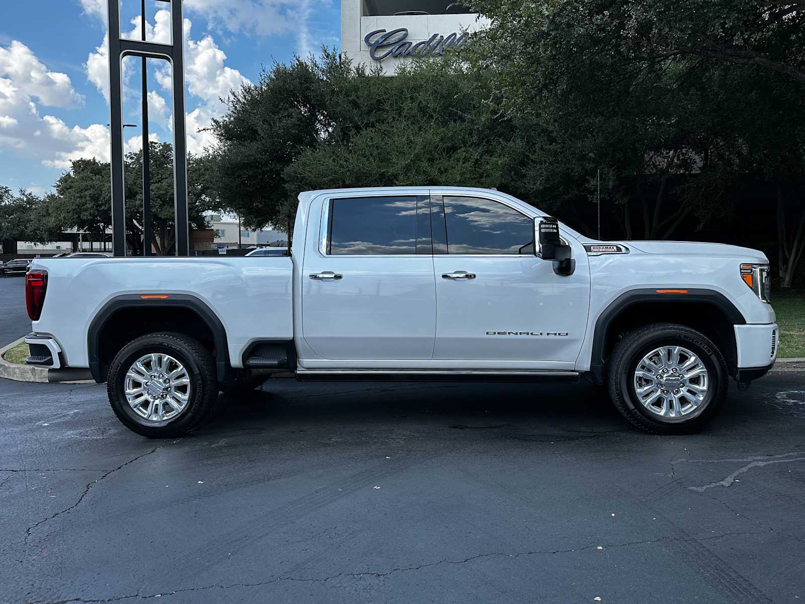 Used 2022 White Frost Tricoat GMC Denali image 6