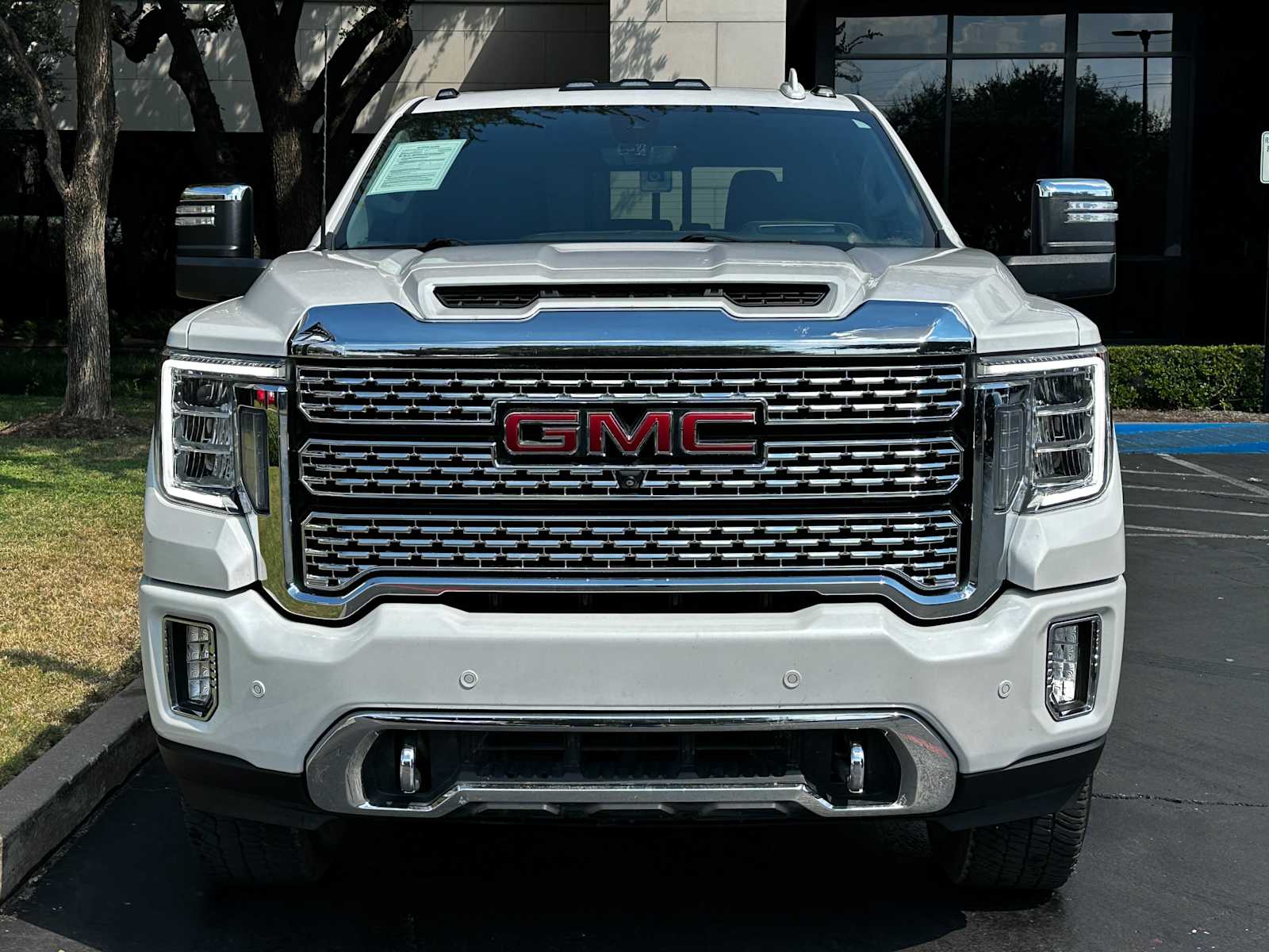 Used 2022 White Frost Tricoat GMC Denali image 2