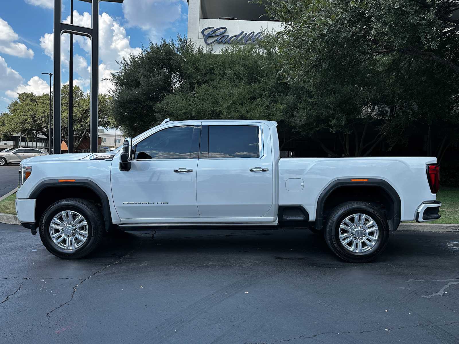 Used 2022 White Frost Tricoat GMC Denali image 5