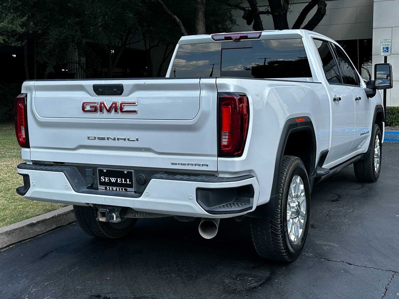Used 2022 White Frost Tricoat GMC Denali image 4