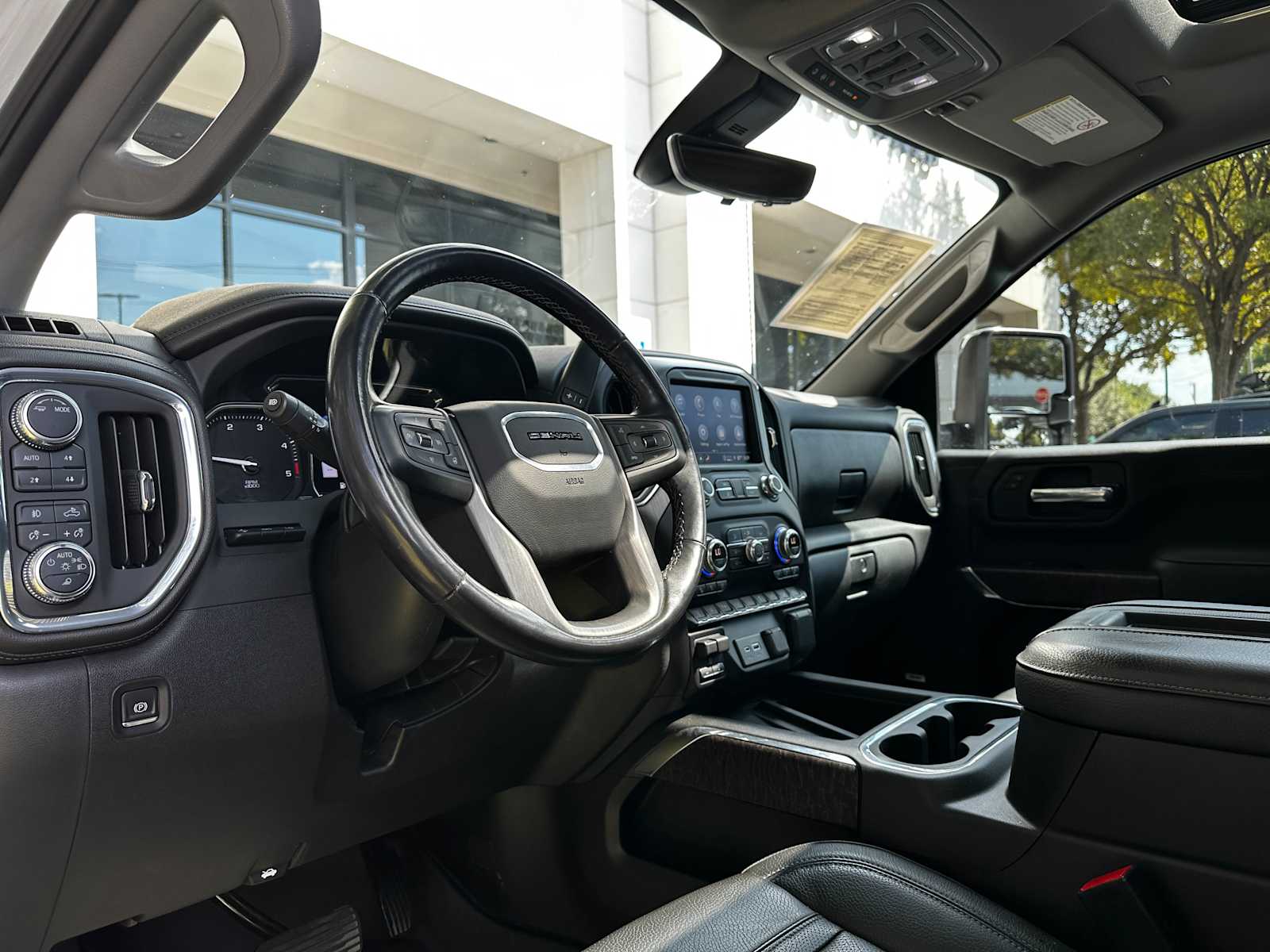 Used 2022 White Frost Tricoat GMC Denali image 8