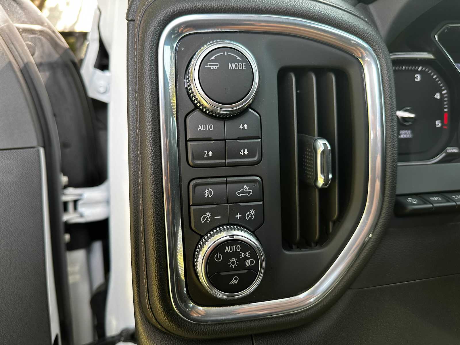 Used 2022 White Frost Tricoat GMC Denali image 17