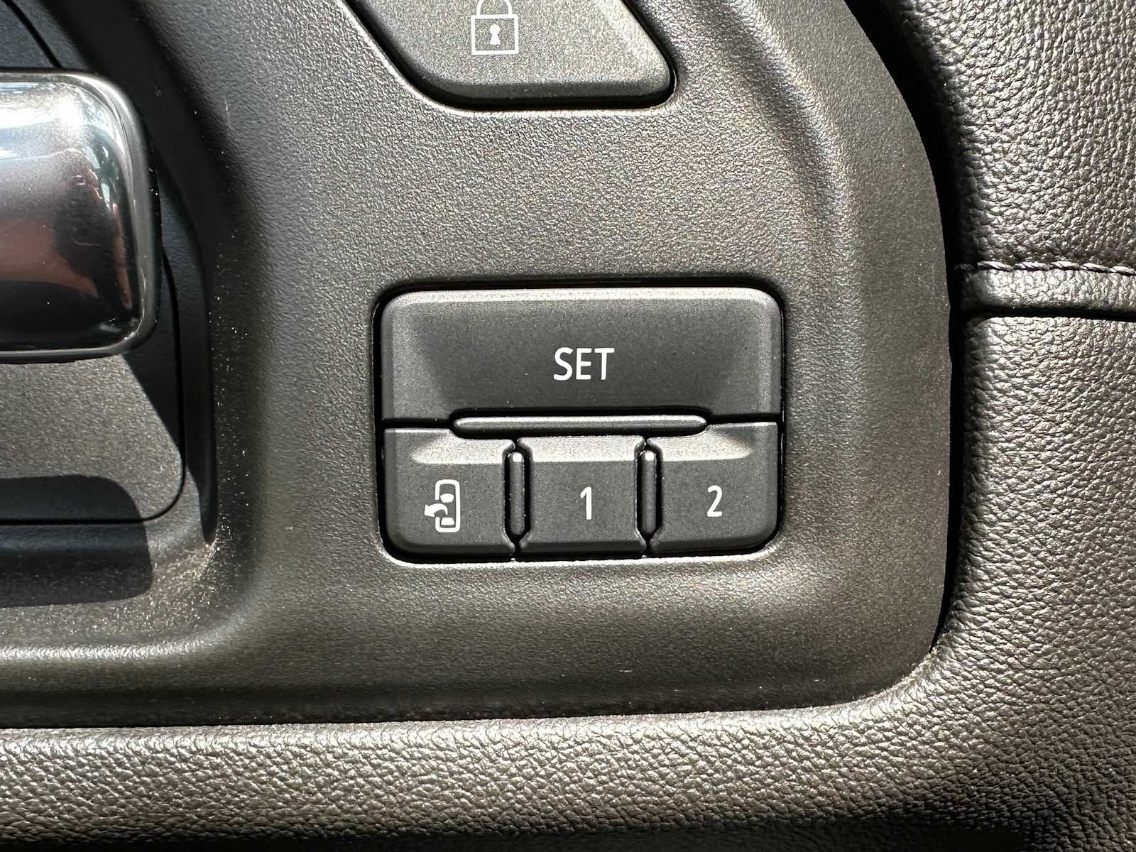 Used 2022 White Frost Tricoat GMC Denali image 18