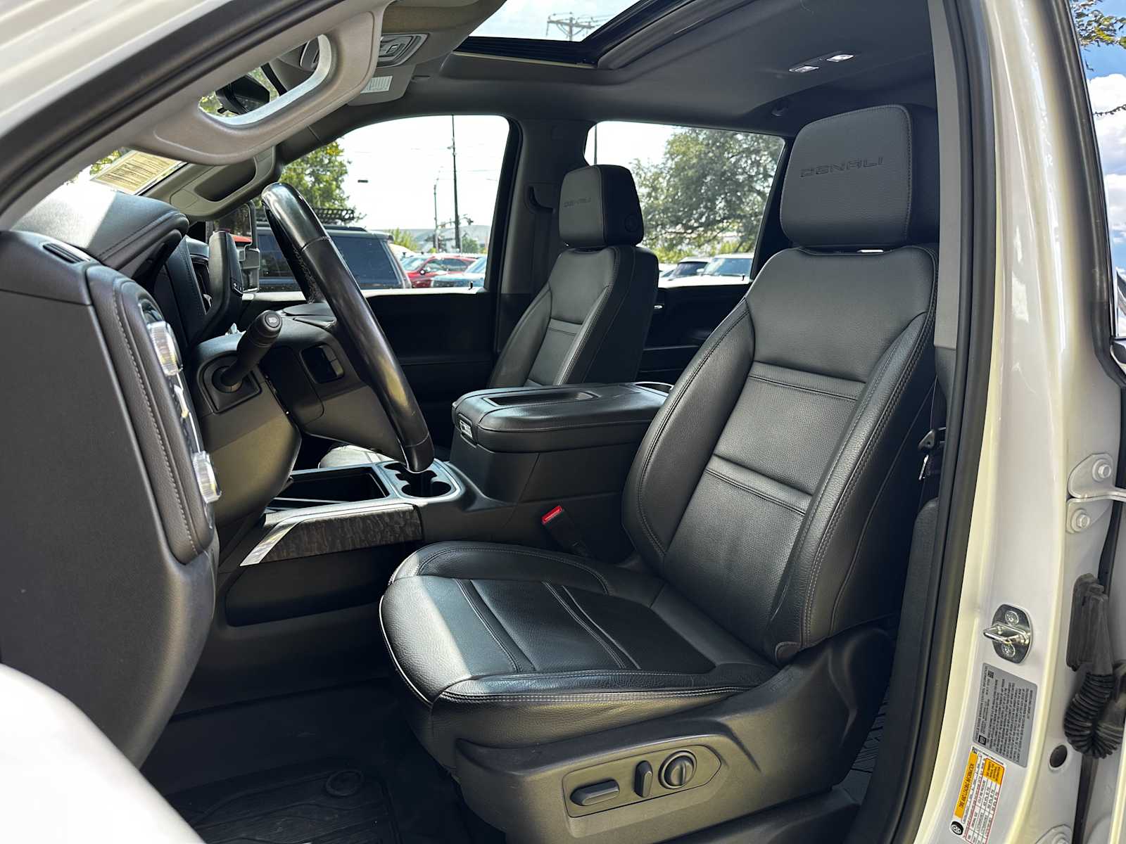 Used 2022 White Frost Tricoat GMC Denali image 9