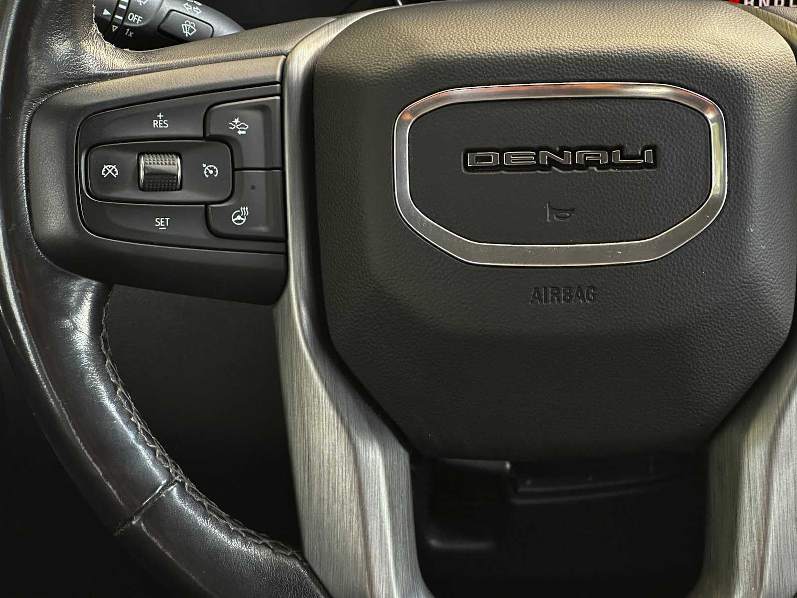 Used 2022 White Frost Tricoat GMC Denali image 21