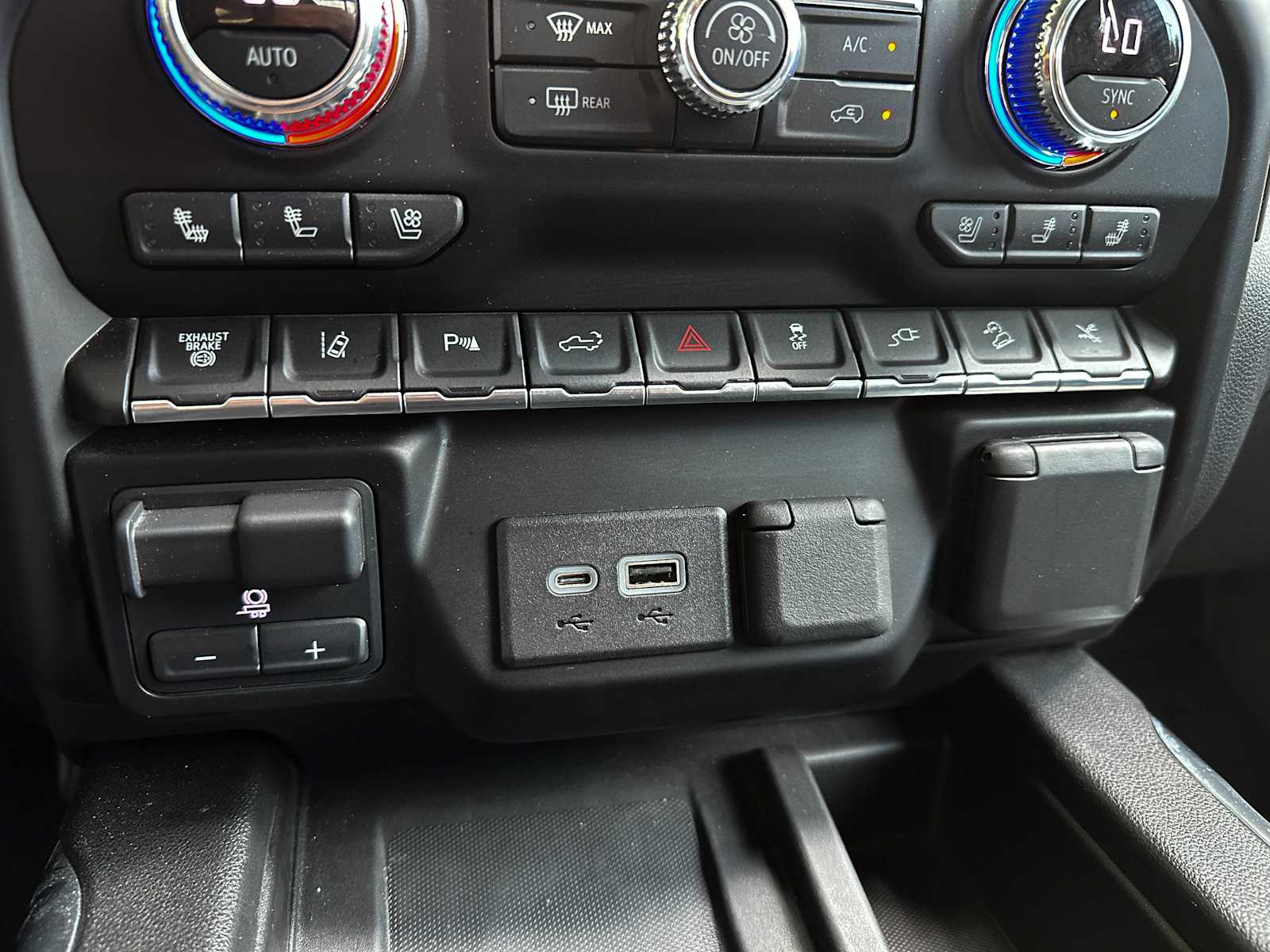 Used 2022 White Frost Tricoat GMC Denali image 14