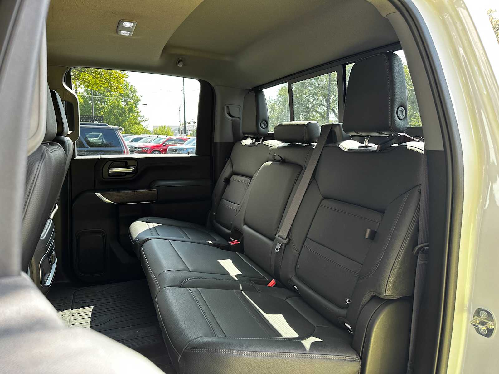 Used 2022 White Frost Tricoat GMC Denali image 23