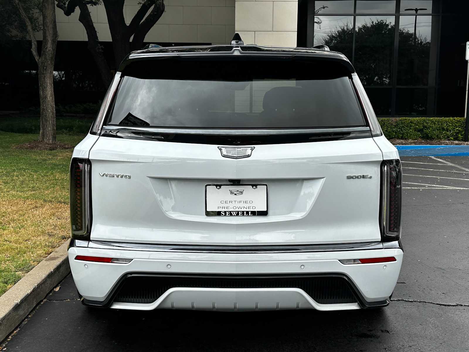 Certified Used 2026 Vibrant White Tricoat Cadillac Platinum image 3