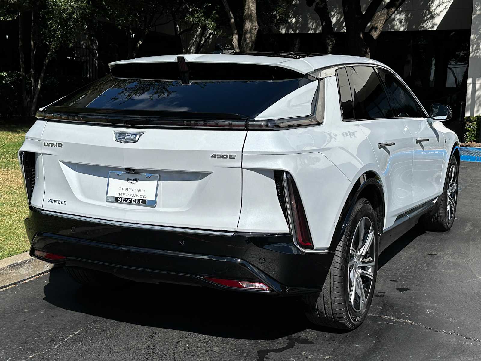Certified Used 2026 Vibrant White Tricoat Cadillac Premium Luxury image 4