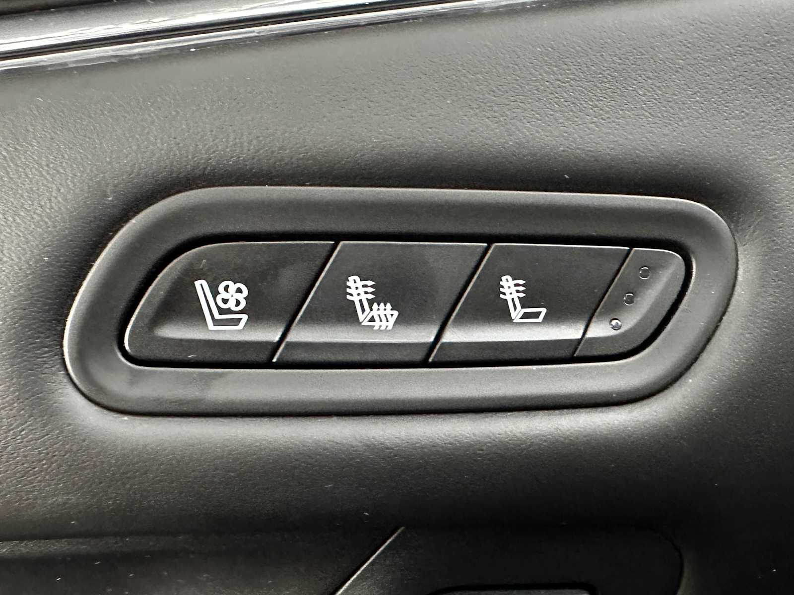 Used 2023 Argent Silver Metallic Cadillac AWD V-Series image 17