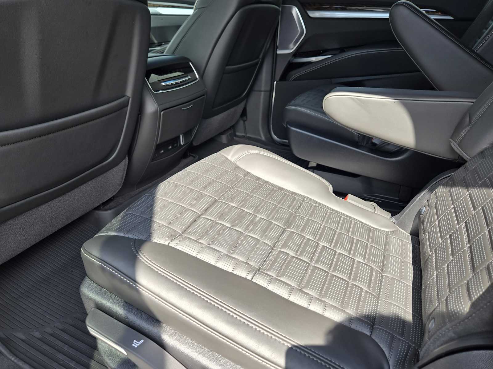 New 2026 Vibrant White Tricoat Cadillac Platinum Sport image 20