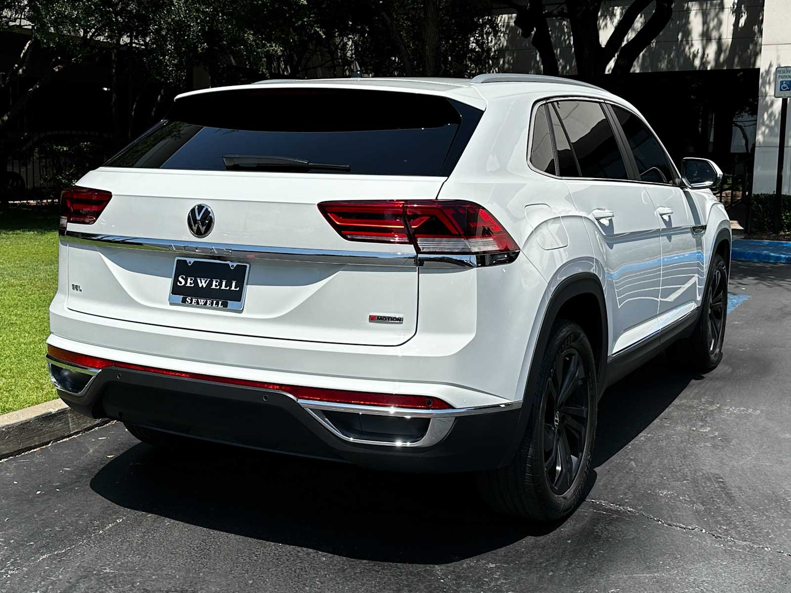 Used 2022 Pure White Volkswagen 2.0T SEL image 4