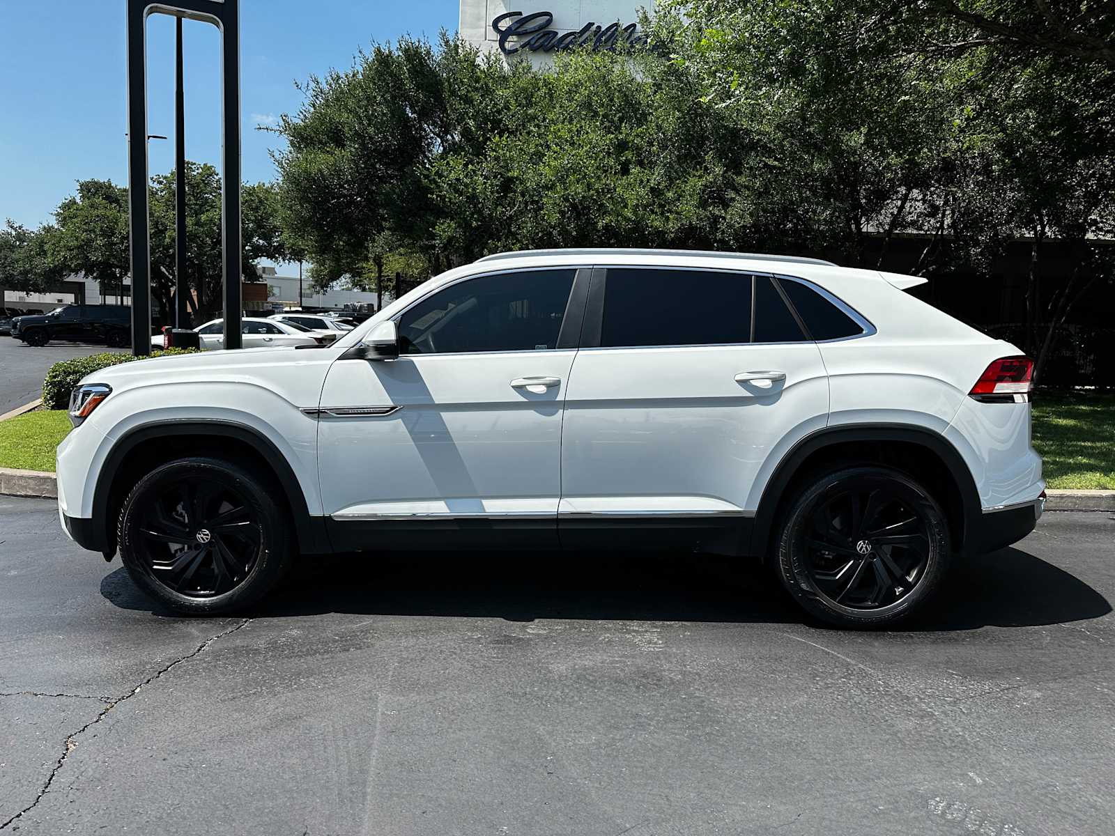 Used 2022 Pure White Volkswagen 2.0T SEL image 5