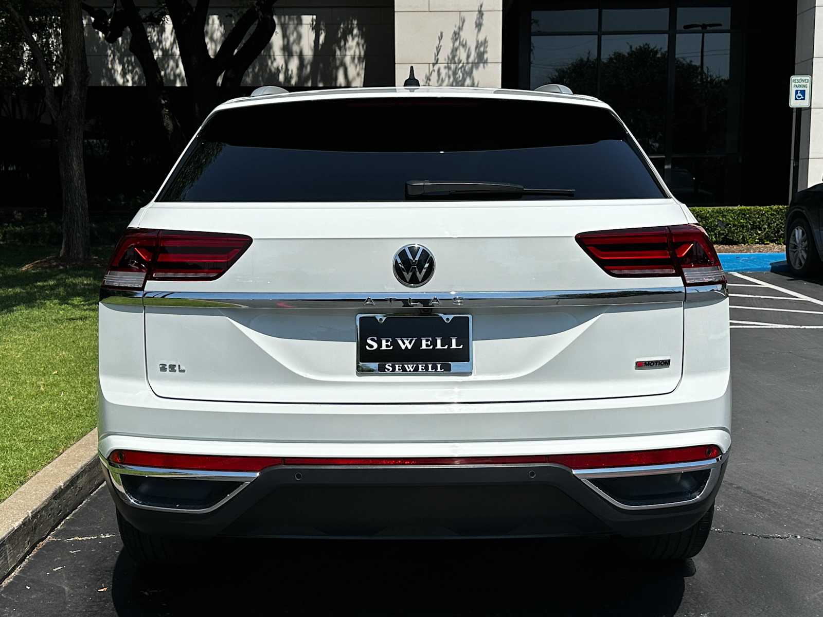 Used 2022 Pure White Volkswagen 2.0T SEL image 3