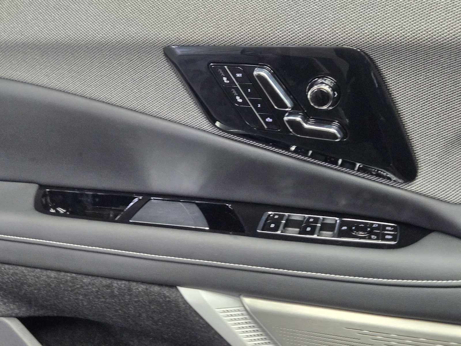 2027 Cadillac OPTIQ Luxury - Photo 16