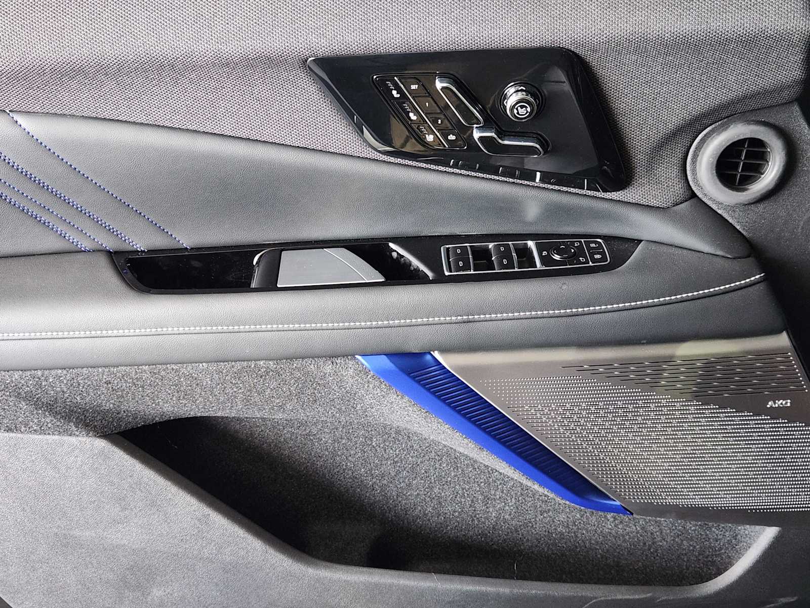 2026 Cadillac OPTIQ V-Series - Photo 15