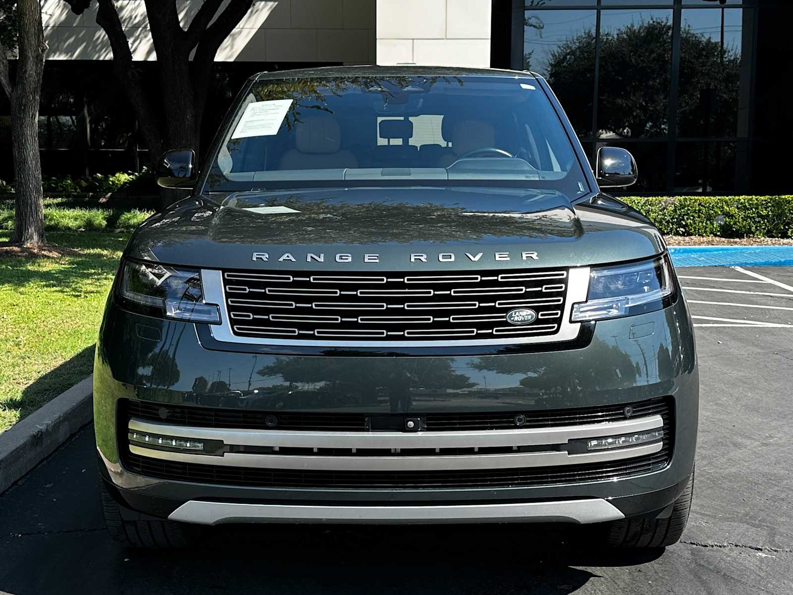 Used 2024 Belgravia Green Metallic Land Rover SE image 2
