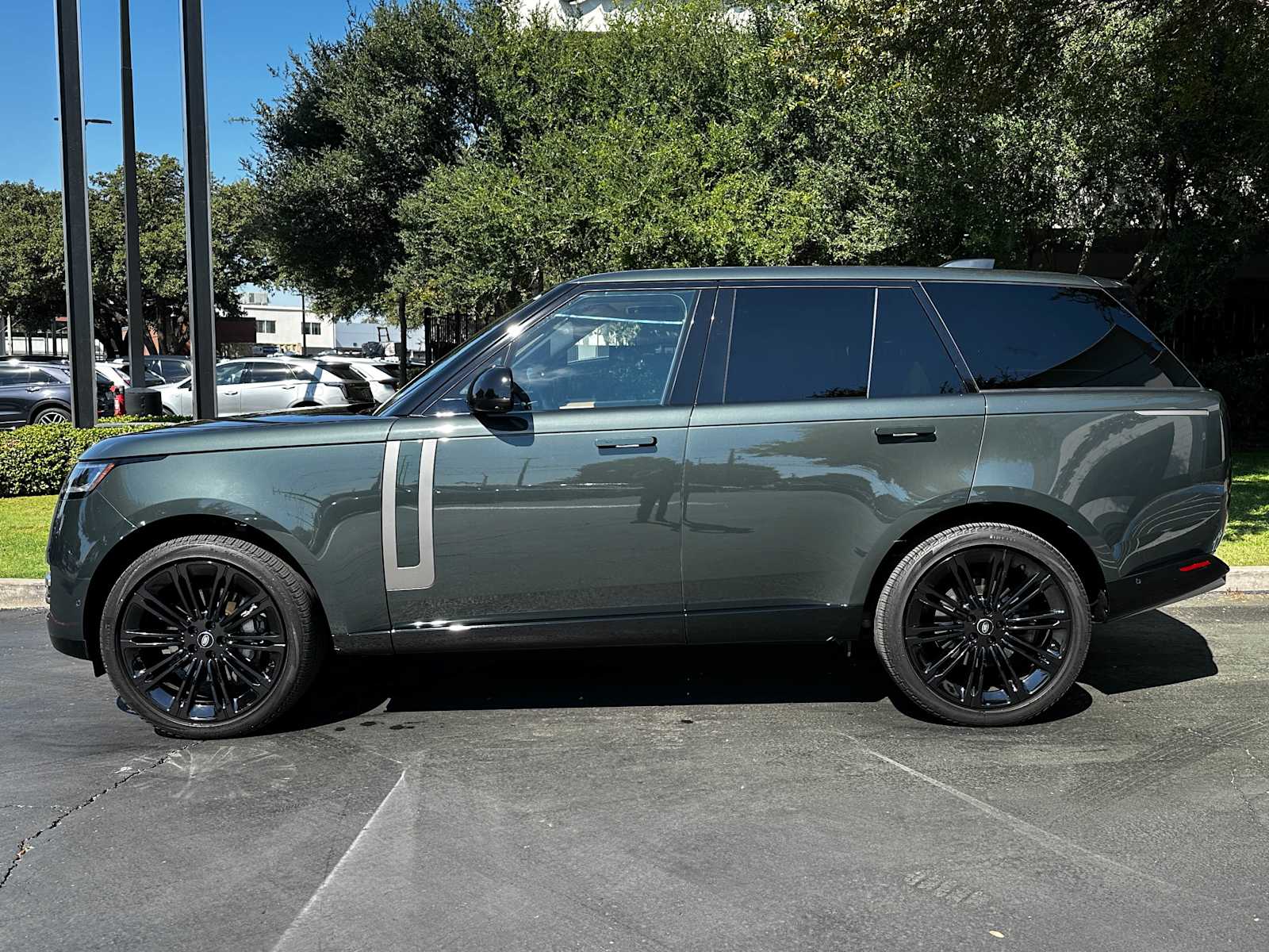 Used 2024 Belgravia Green Metallic Land Rover SE image 5