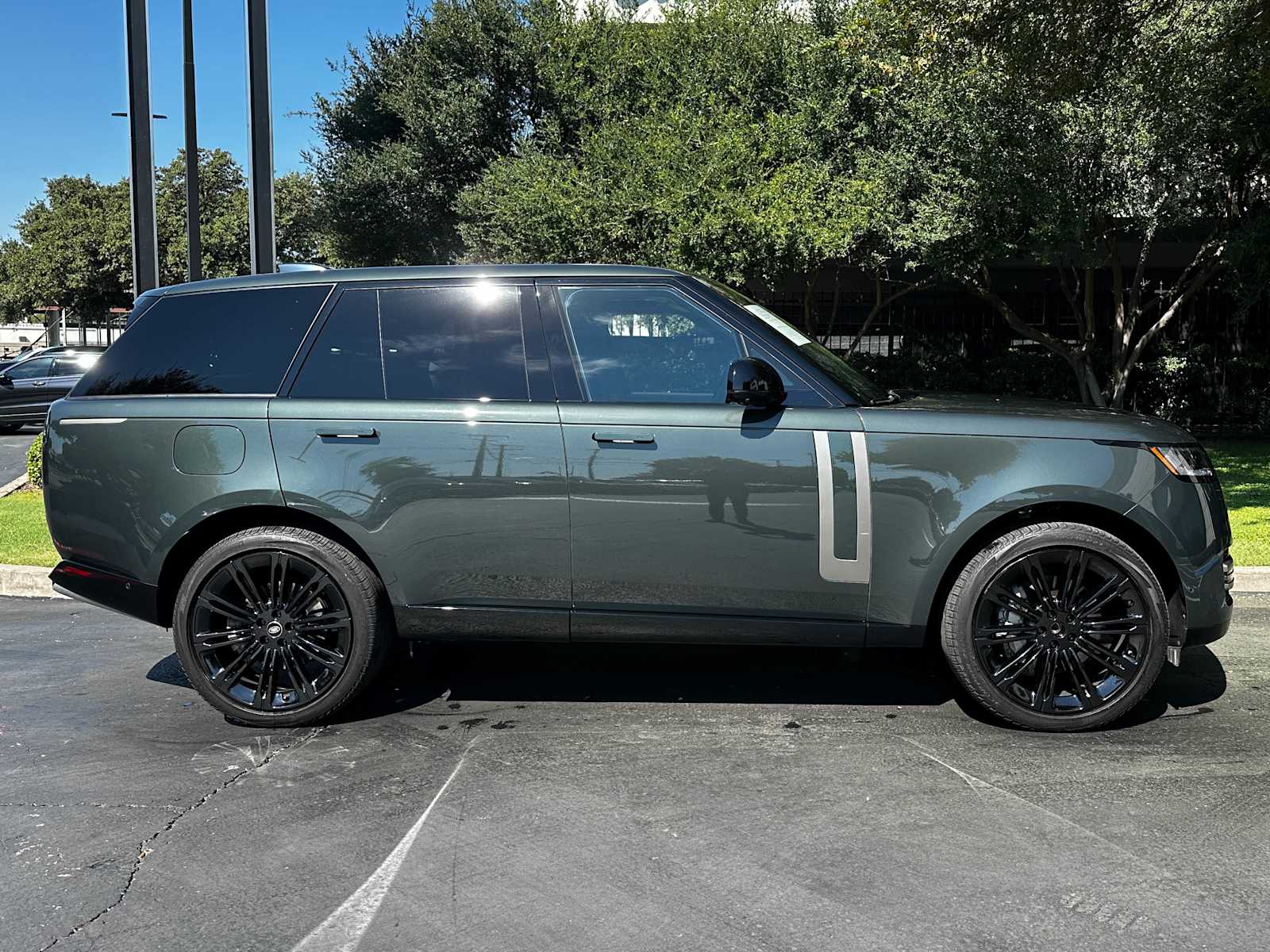 Used 2024 Belgravia Green Metallic Land Rover SE image 6