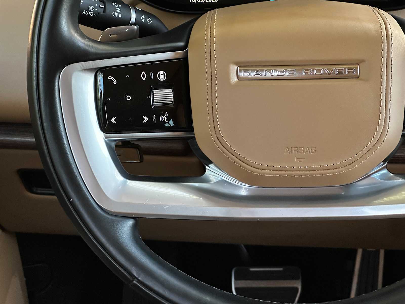 Used 2024 Belgravia Green Metallic Land Rover SE image 19