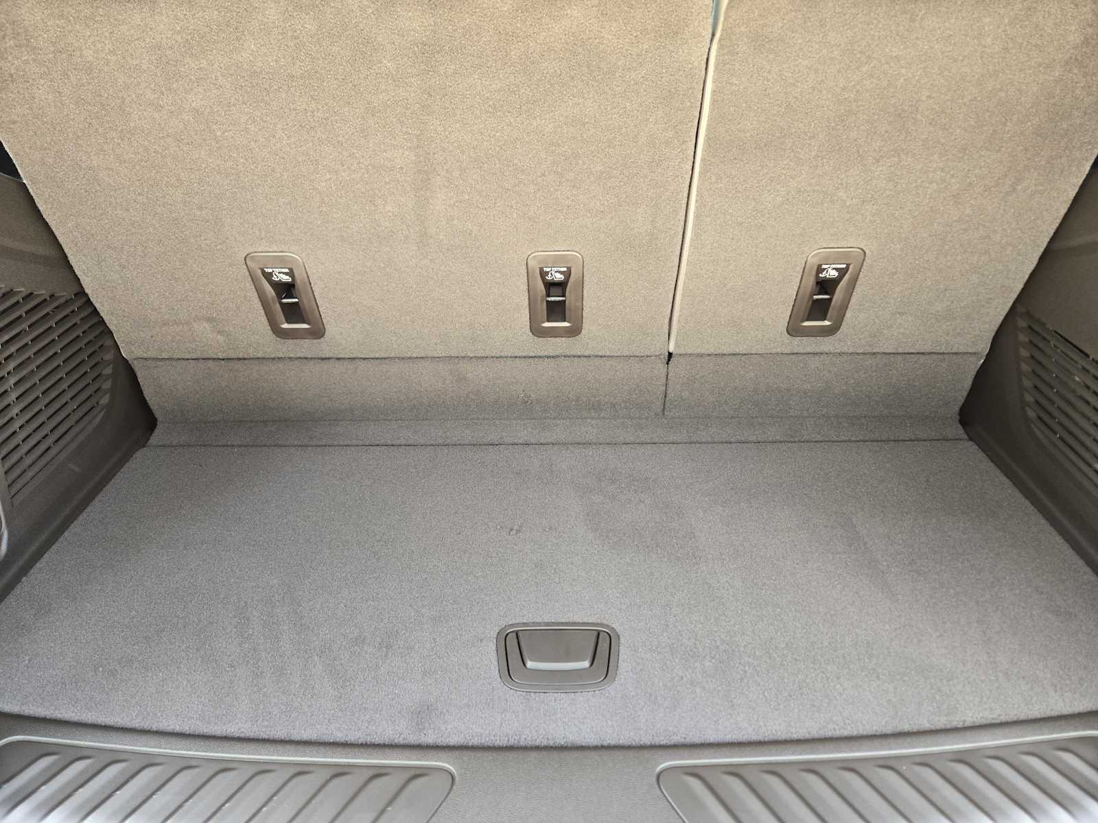 New 2027 Summit White GMC Elevation image 21