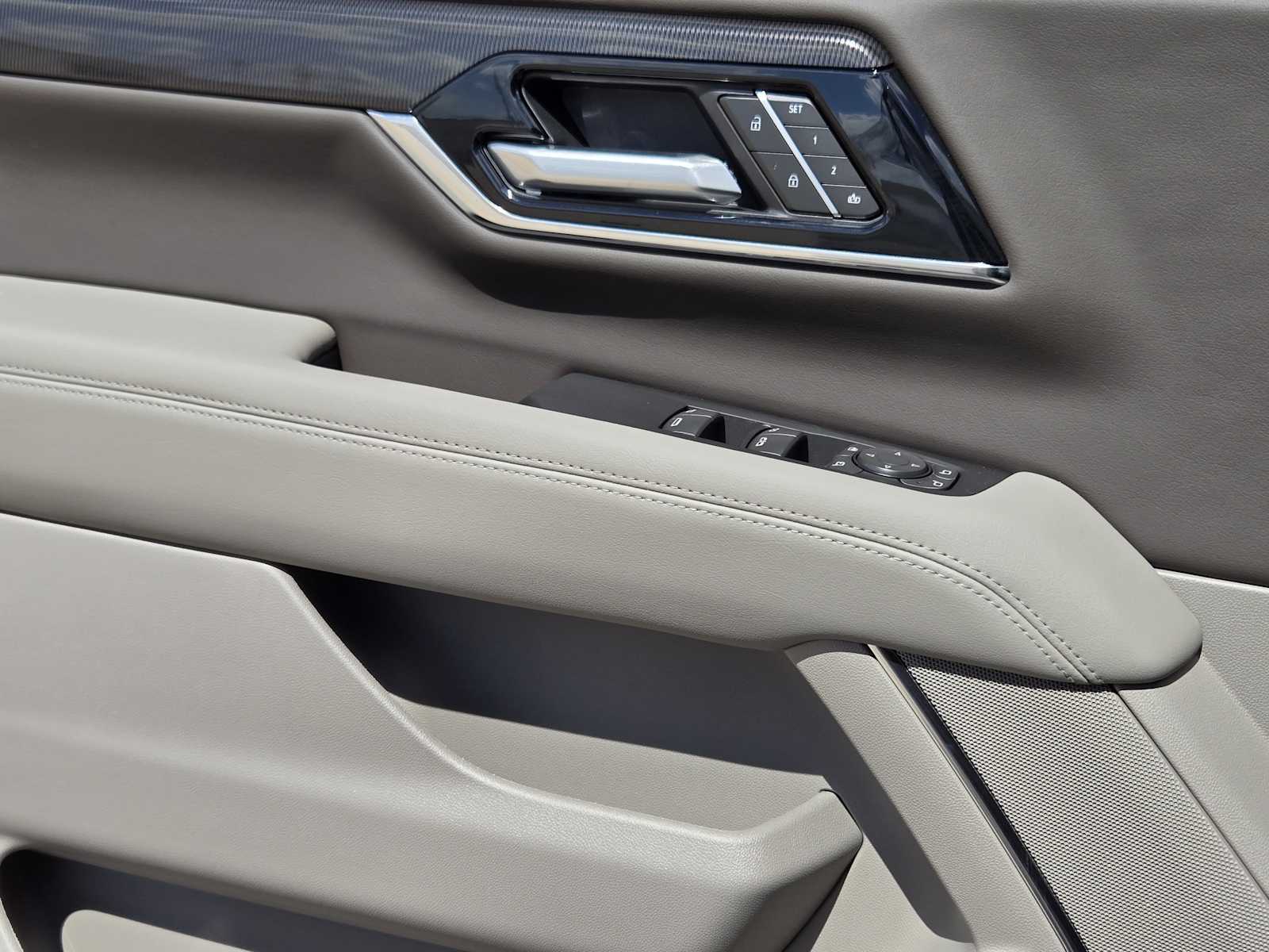 New 2027 Summit White GMC Elevation image 15