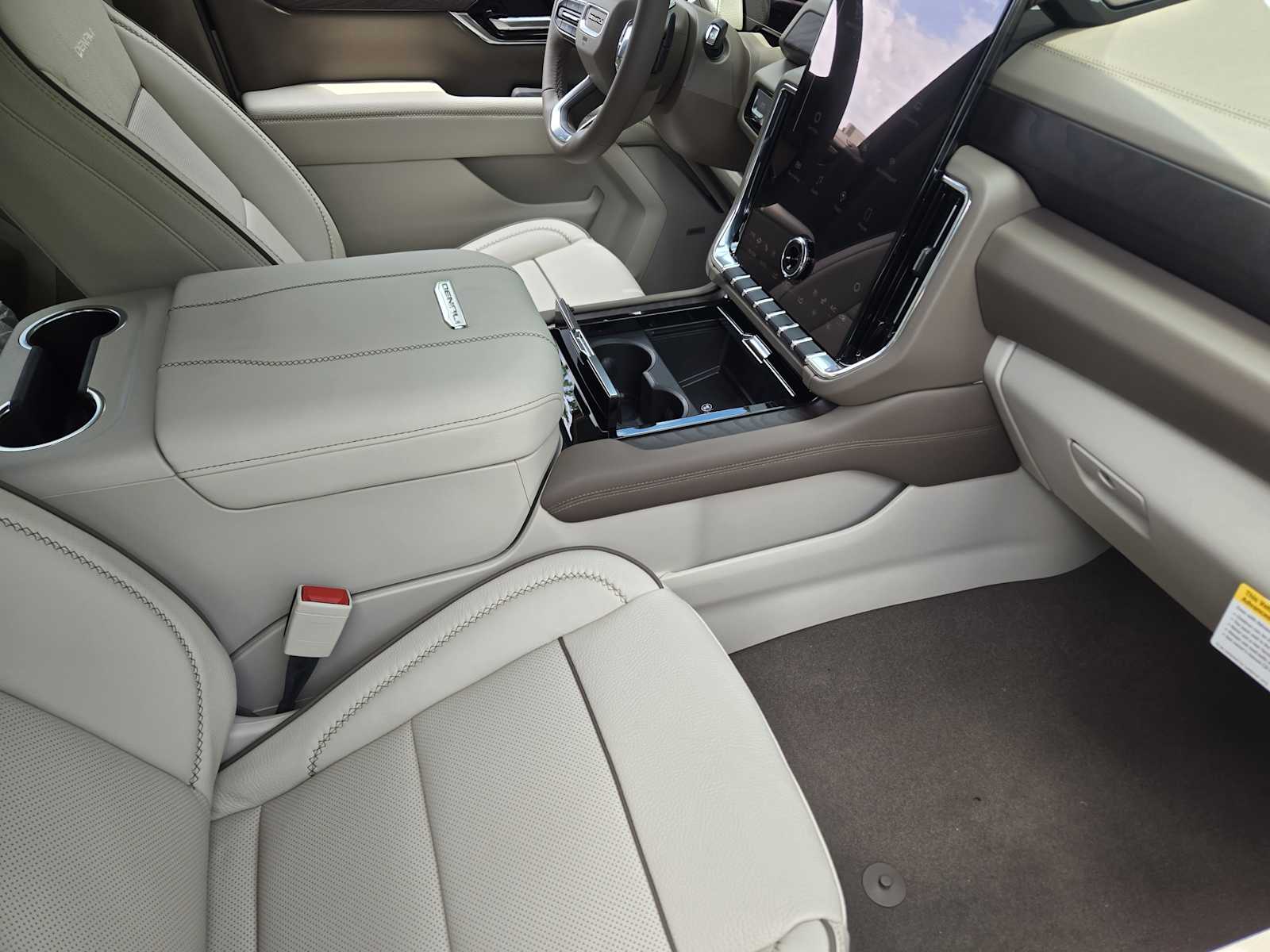 2026 GMC Yukon XL Denali - Photo 9