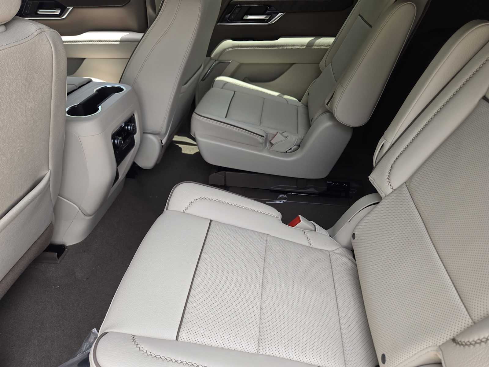 2026 GMC Yukon XL Denali - Photo 18