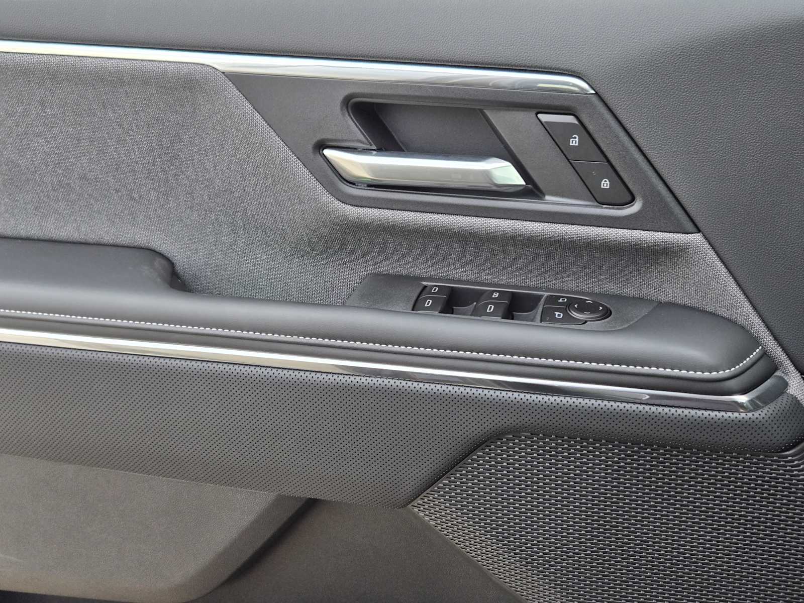 New 2026 Deep Bronze Metallic GMC Elevation Standard Range image 15
