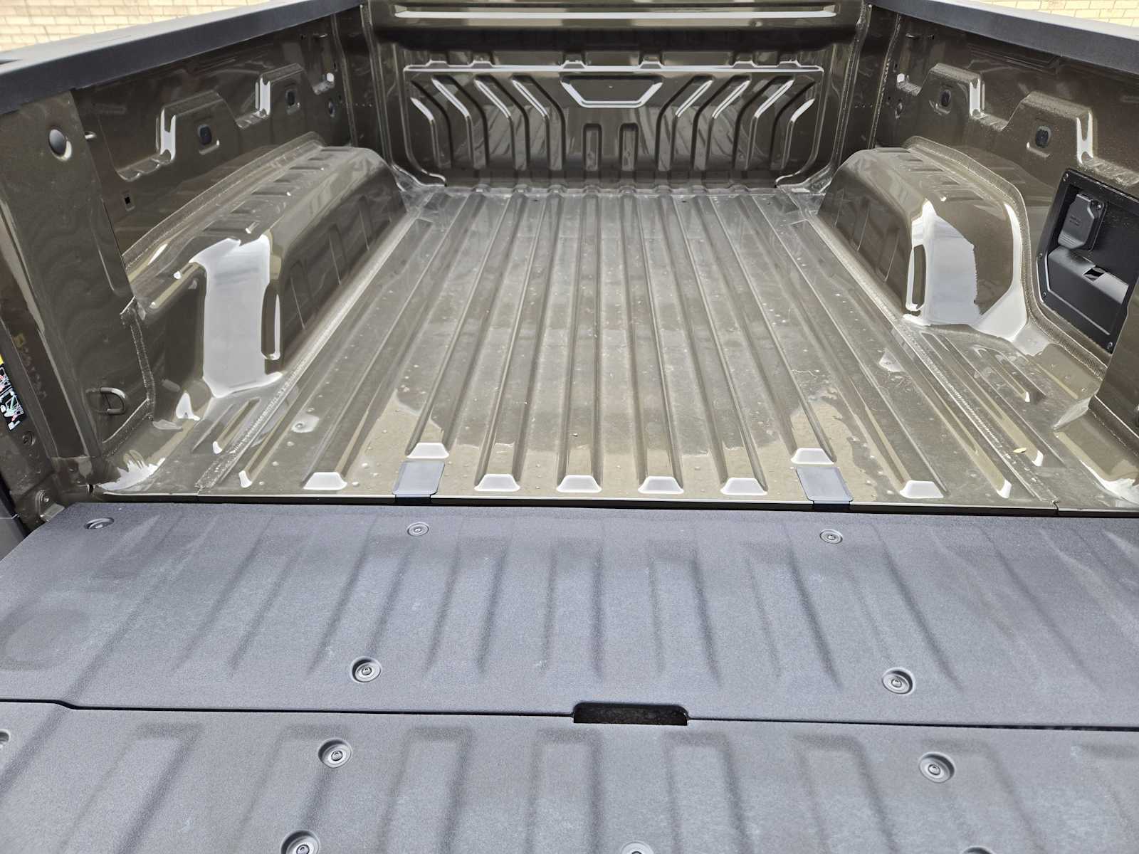 New 2026 Deep Bronze Metallic GMC Elevation Standard Range image 20
