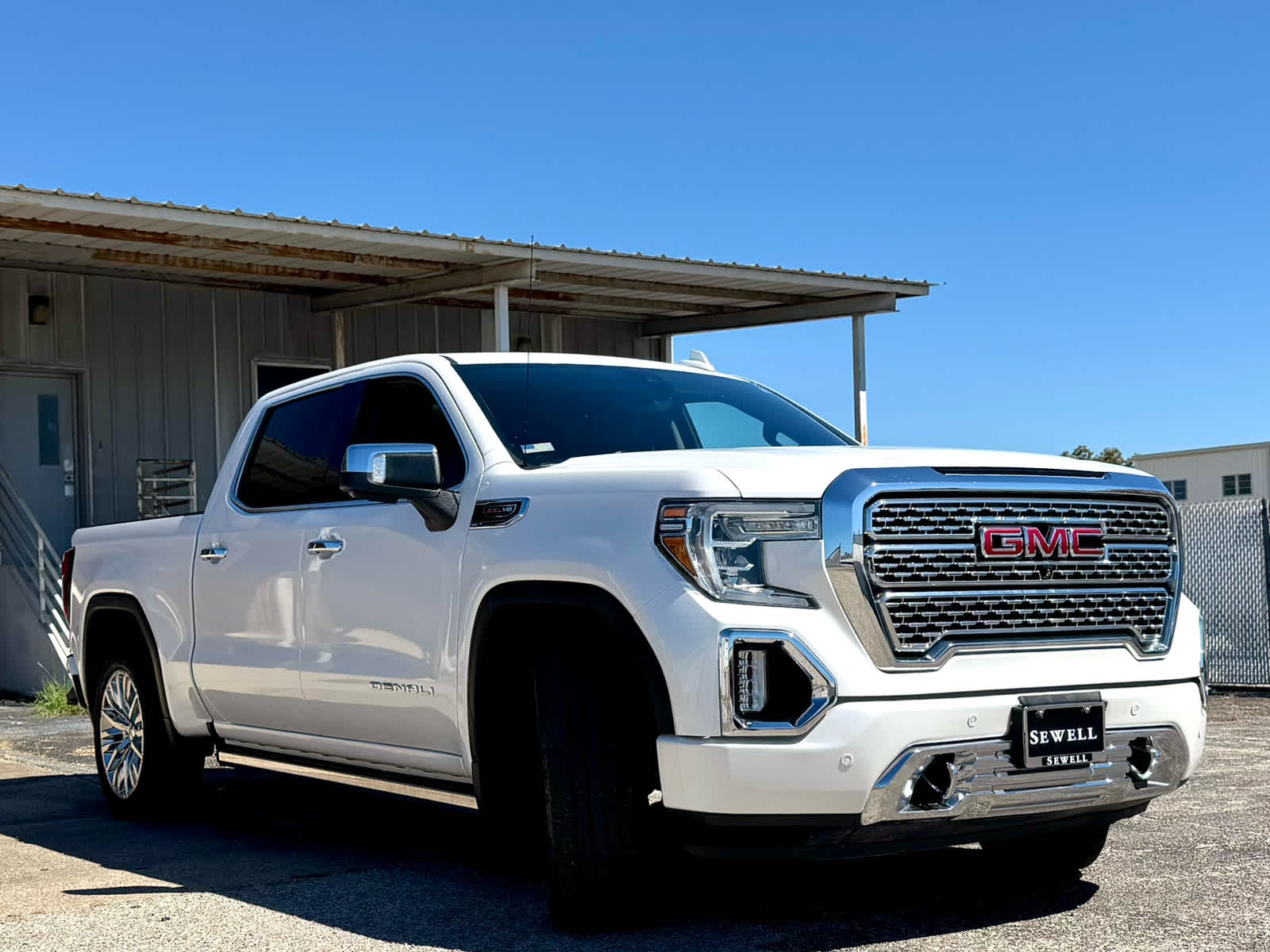 Used 2019 White Frost Tricoat GMC Denali image 9