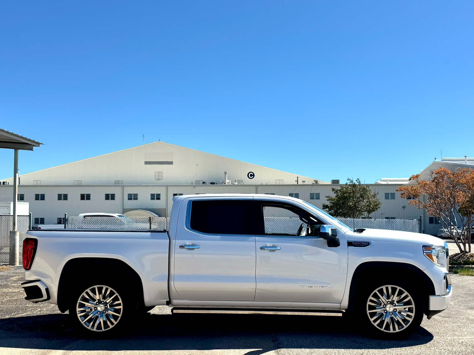 Used 2019 White Frost Tricoat GMC Denali image 8