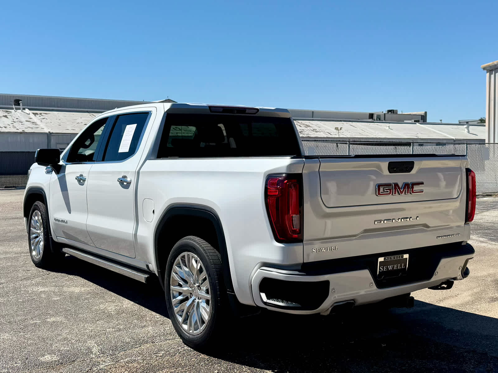 Used 2019 White Frost Tricoat GMC Denali image 4