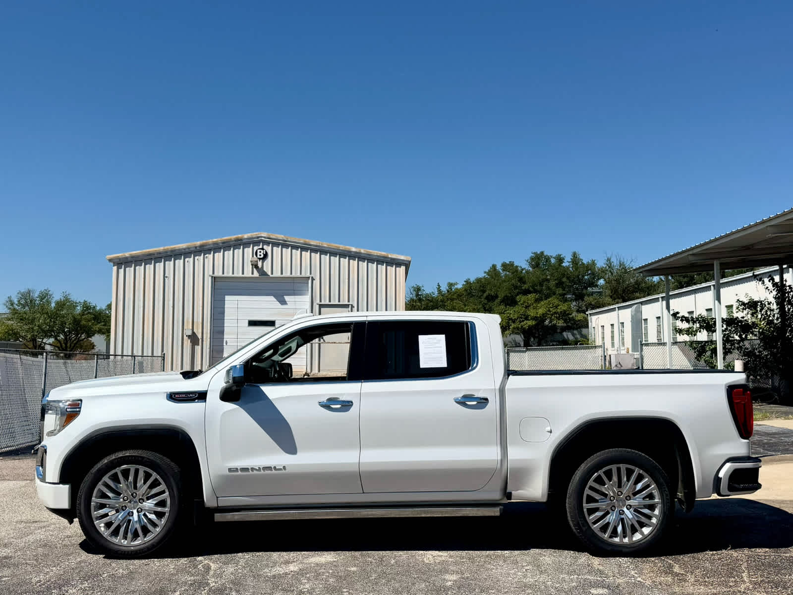 Used 2019 White Frost Tricoat GMC Denali image 2