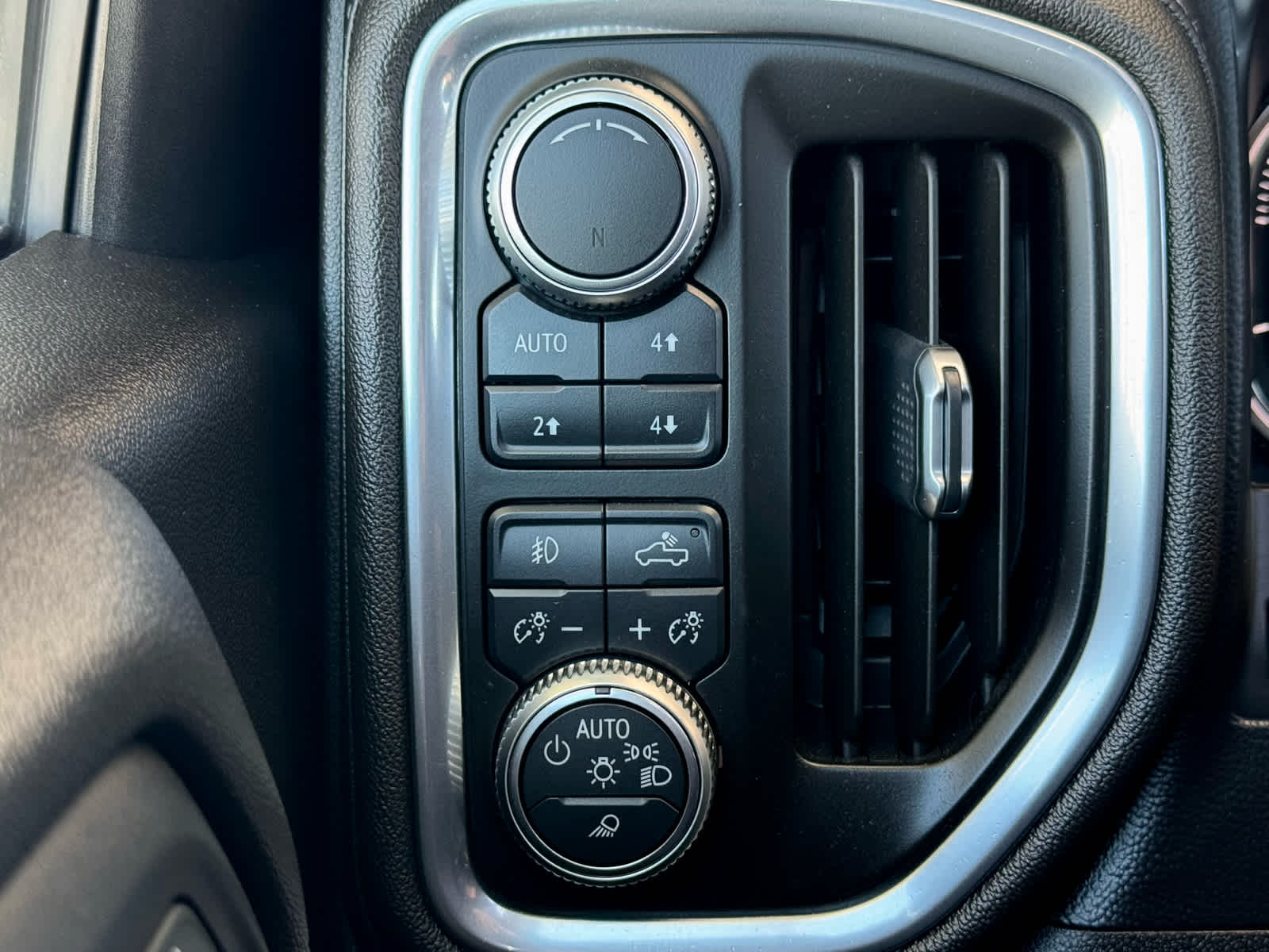 Used 2019 White Frost Tricoat GMC Denali image 16