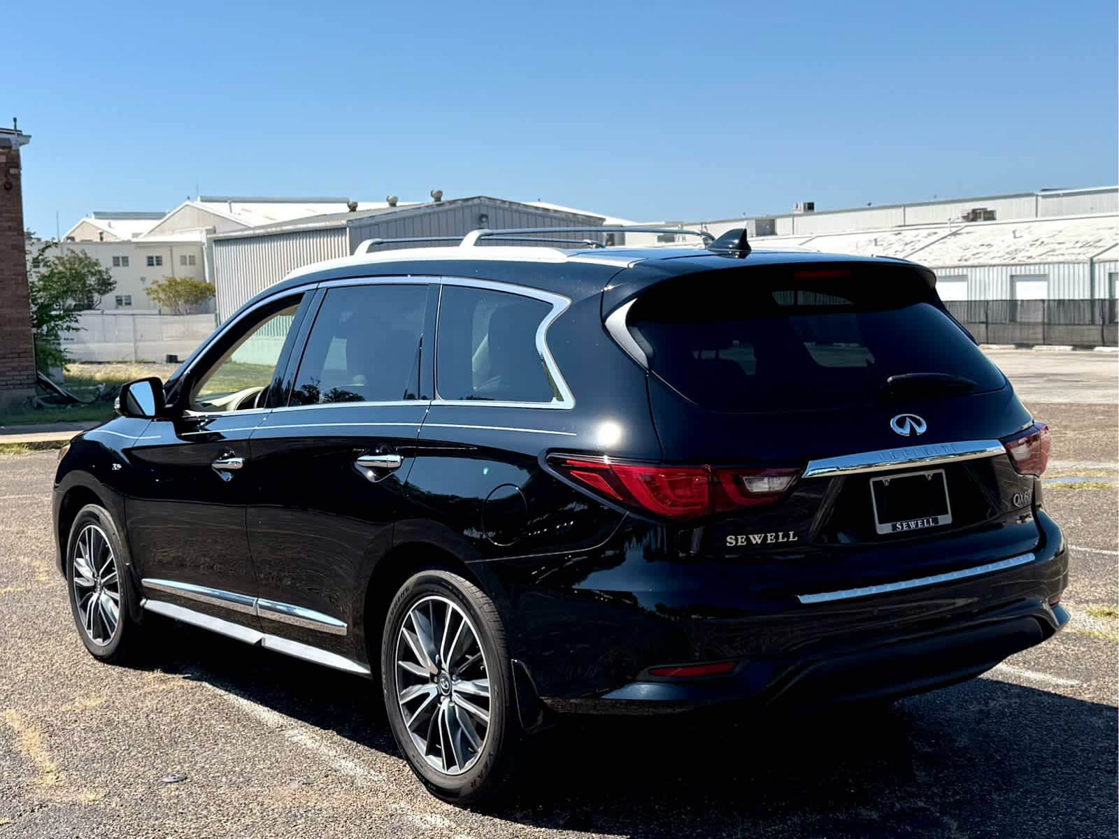 Certified Used 2019 Black Obsidian INFINITI LUXE image 4