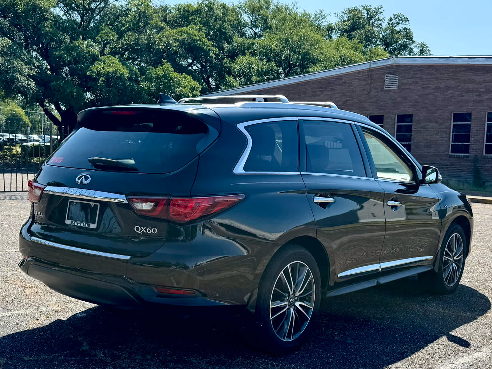 Certified Used 2019 Black Obsidian INFINITI LUXE image 7