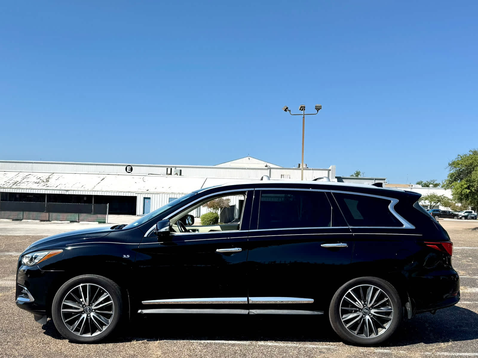 Certified Used 2019 Black Obsidian INFINITI LUXE image 2