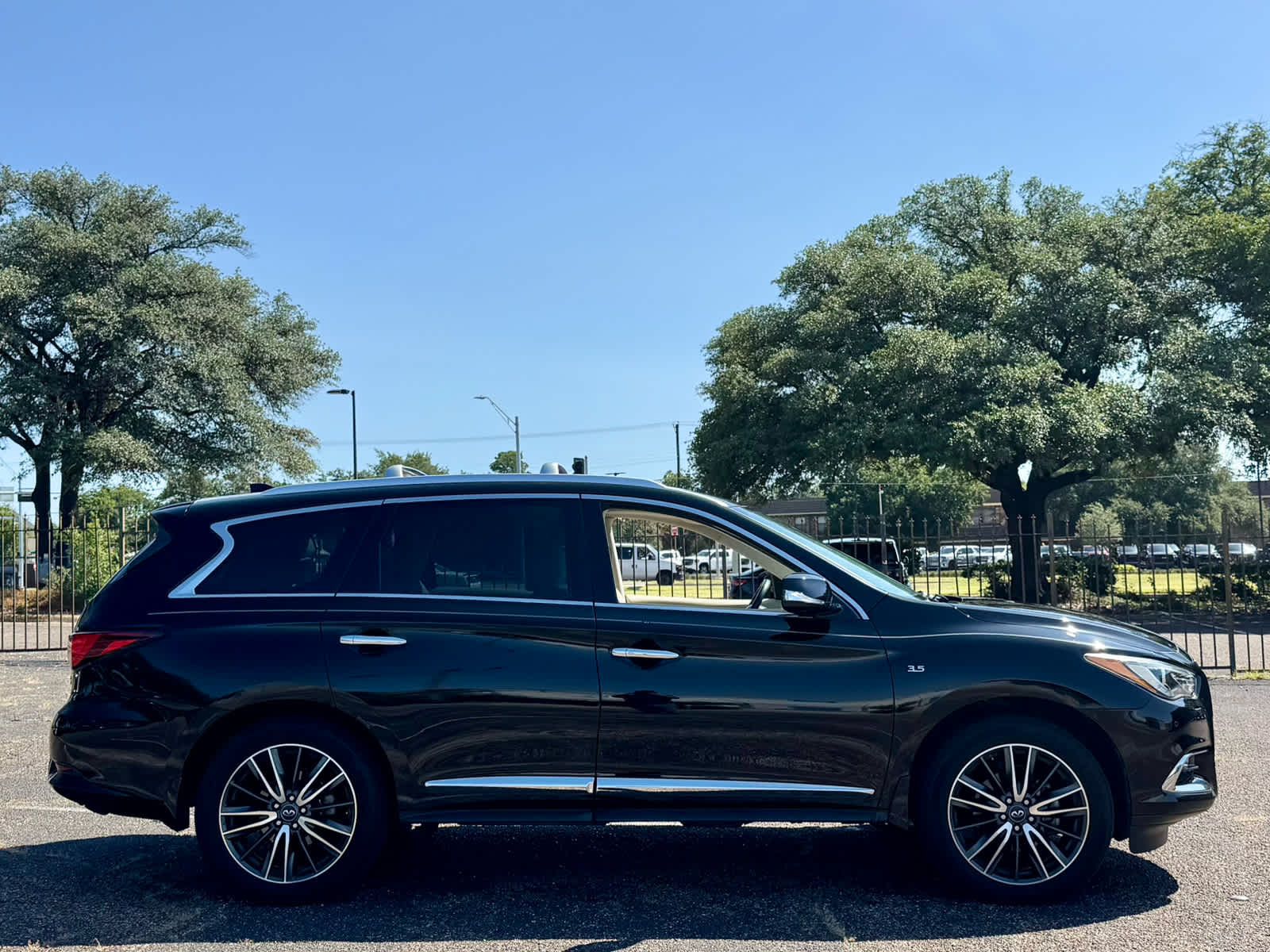 Certified Used 2019 Black Obsidian INFINITI LUXE image 8