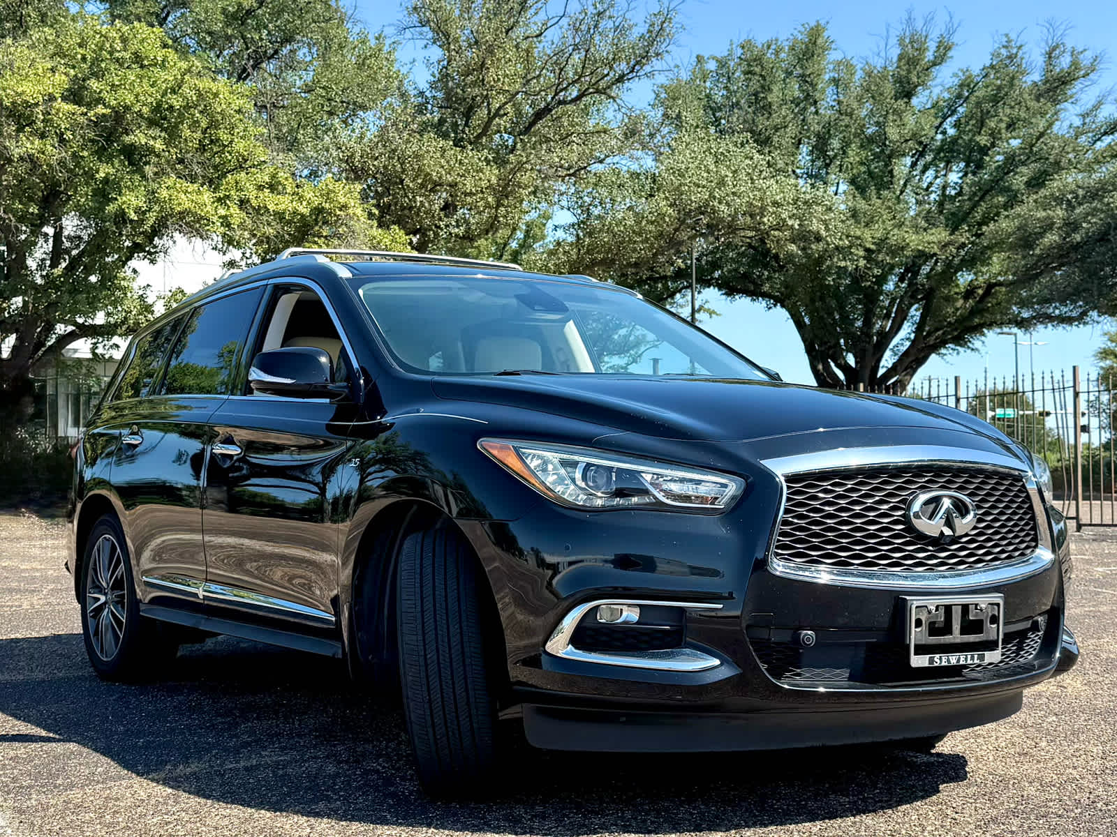 Certified Used 2019 Black Obsidian INFINITI LUXE image 9