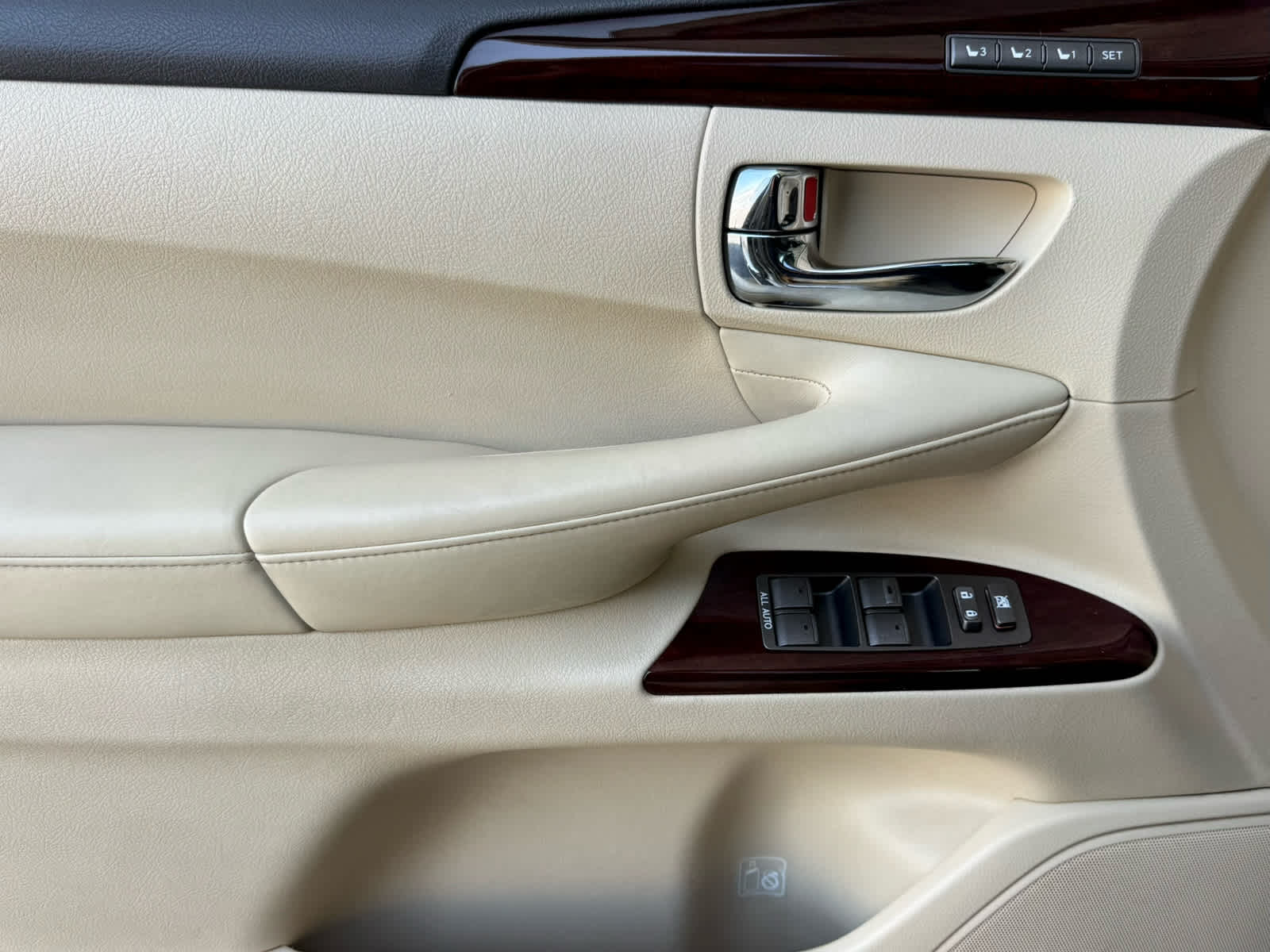 Used 2014 Satin Cashmere Metallic Lexus  image 16