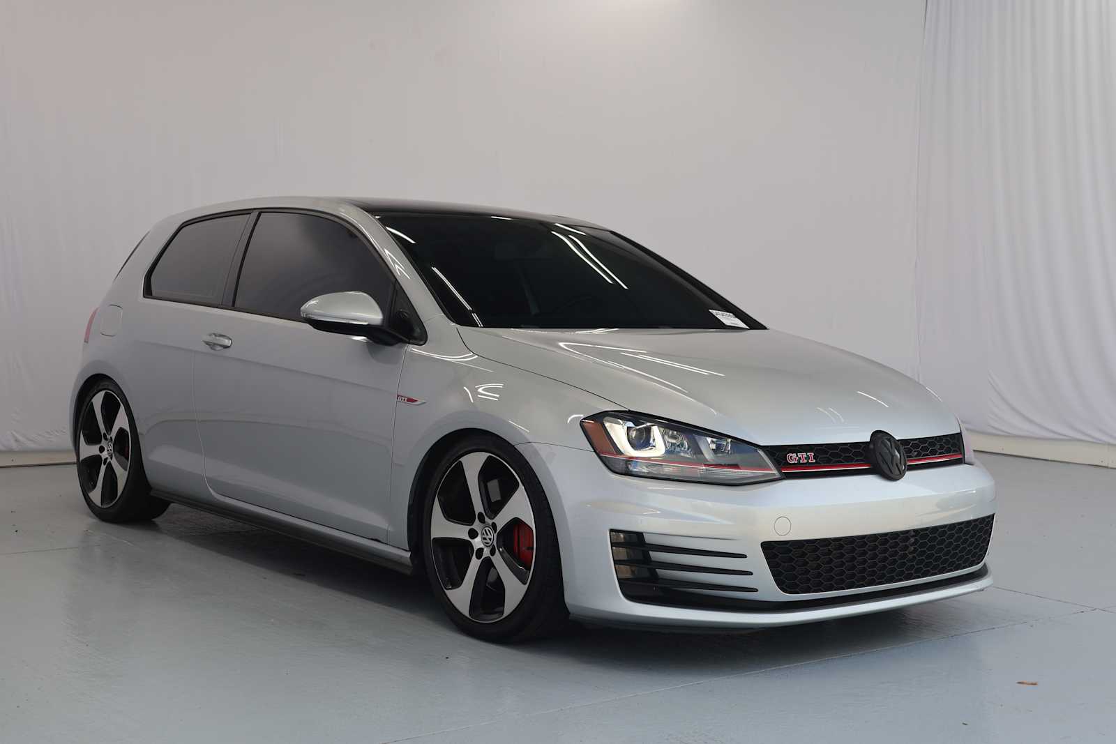 Used 2015 Reflex Silver Metallic Volkswagen SE w/Performance Pkg image 4